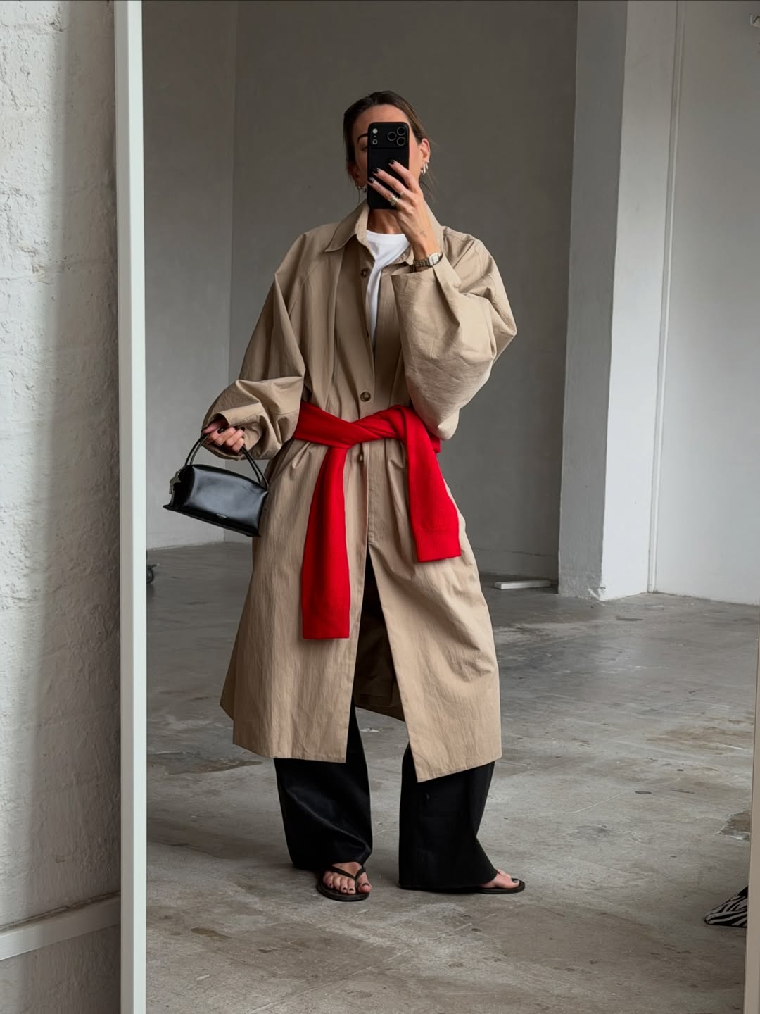 O suéter vermelho é o truque da vez para adicionar cor ao inverno look com suéter vermelho