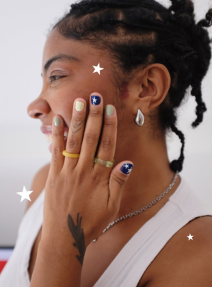Unhas de gel em minutos? Conheça os adesivos que prometem resultado de salão sem sair de casa unhas de gel