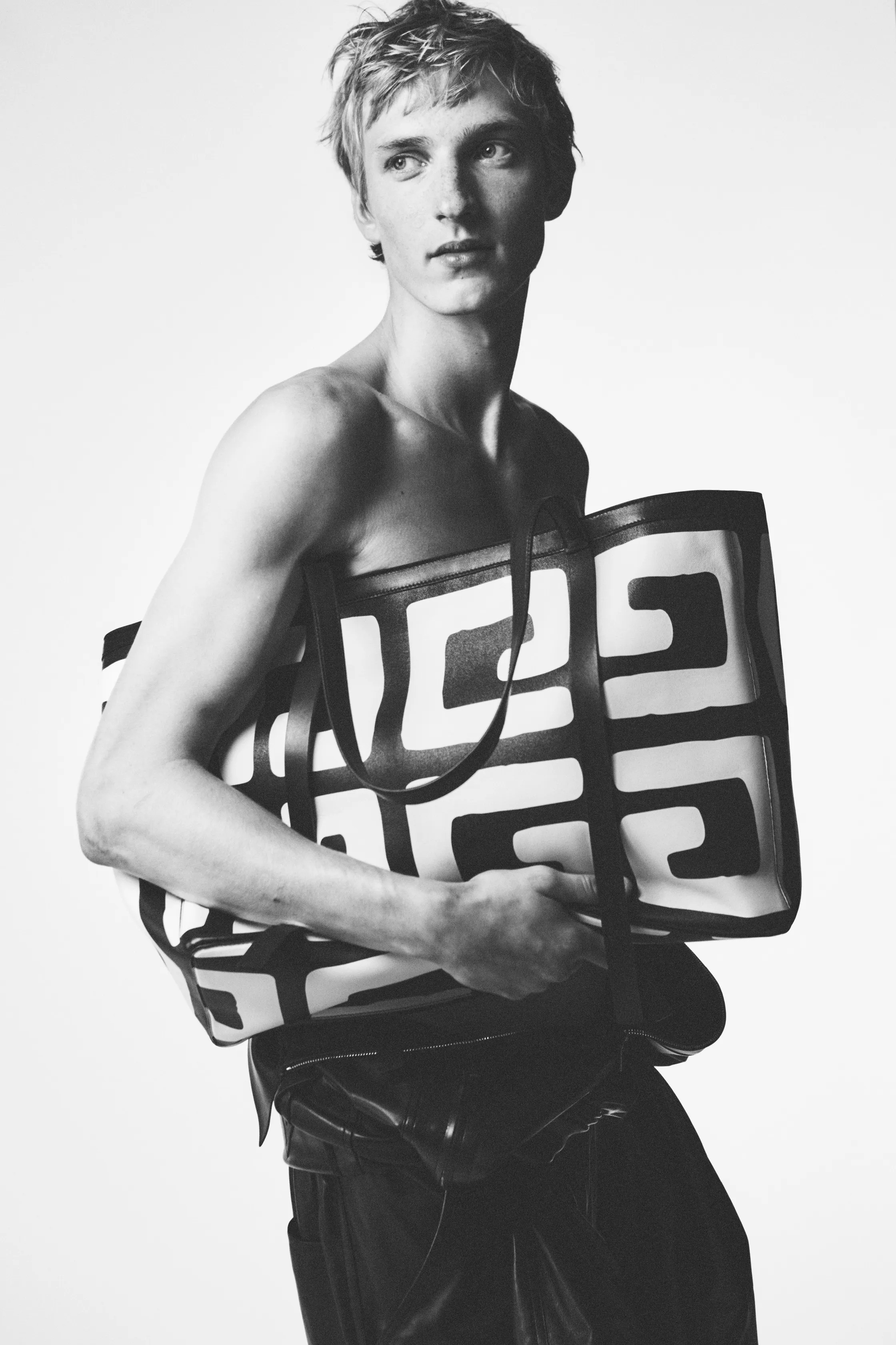 Givenchy, verão 2027 masculino. 