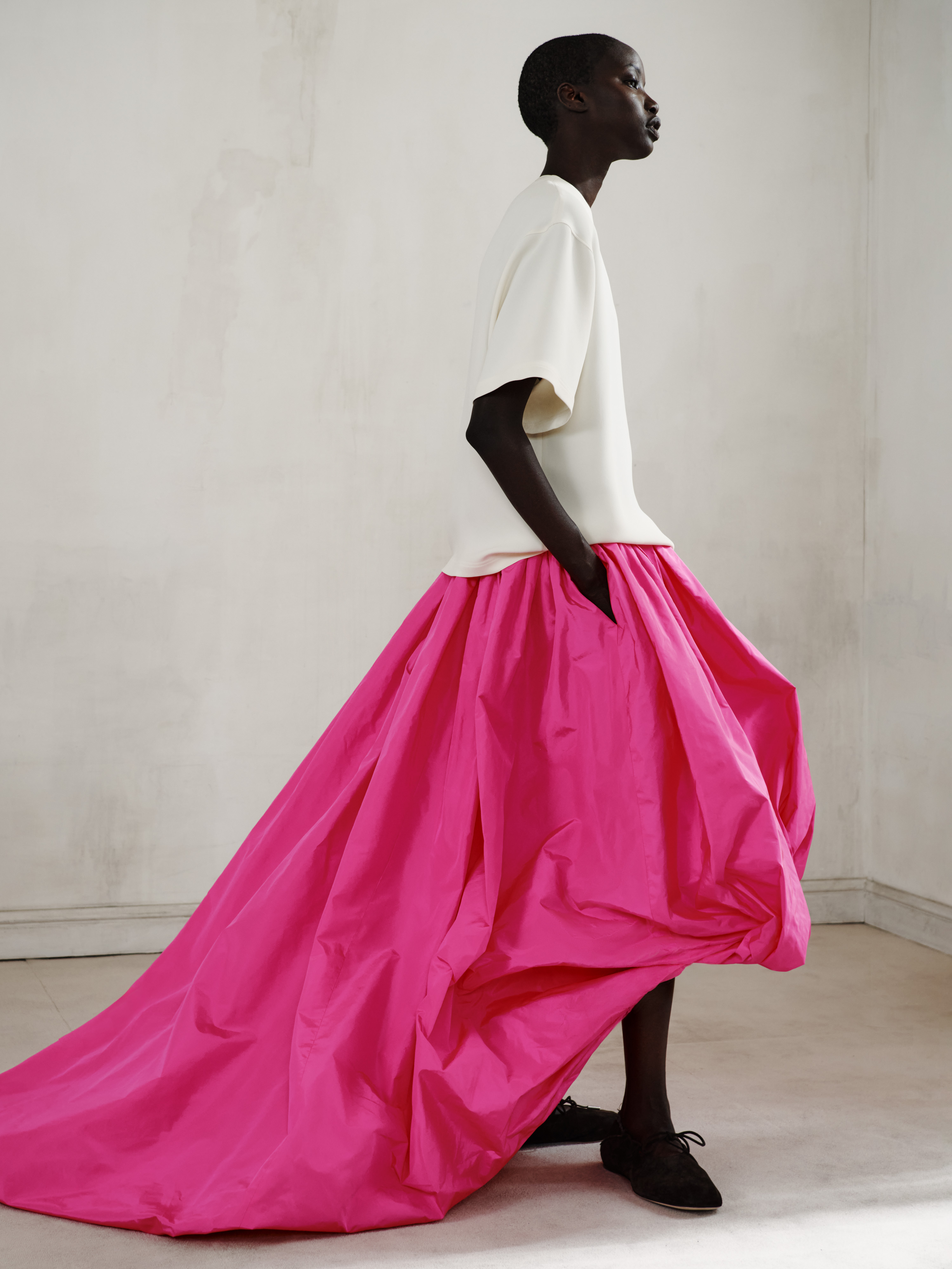 Sem tamanhos fixos, Balenciaga apresenta roupas ajustáveis em coleção de verão 2027 Balenciaga, verão 2027.