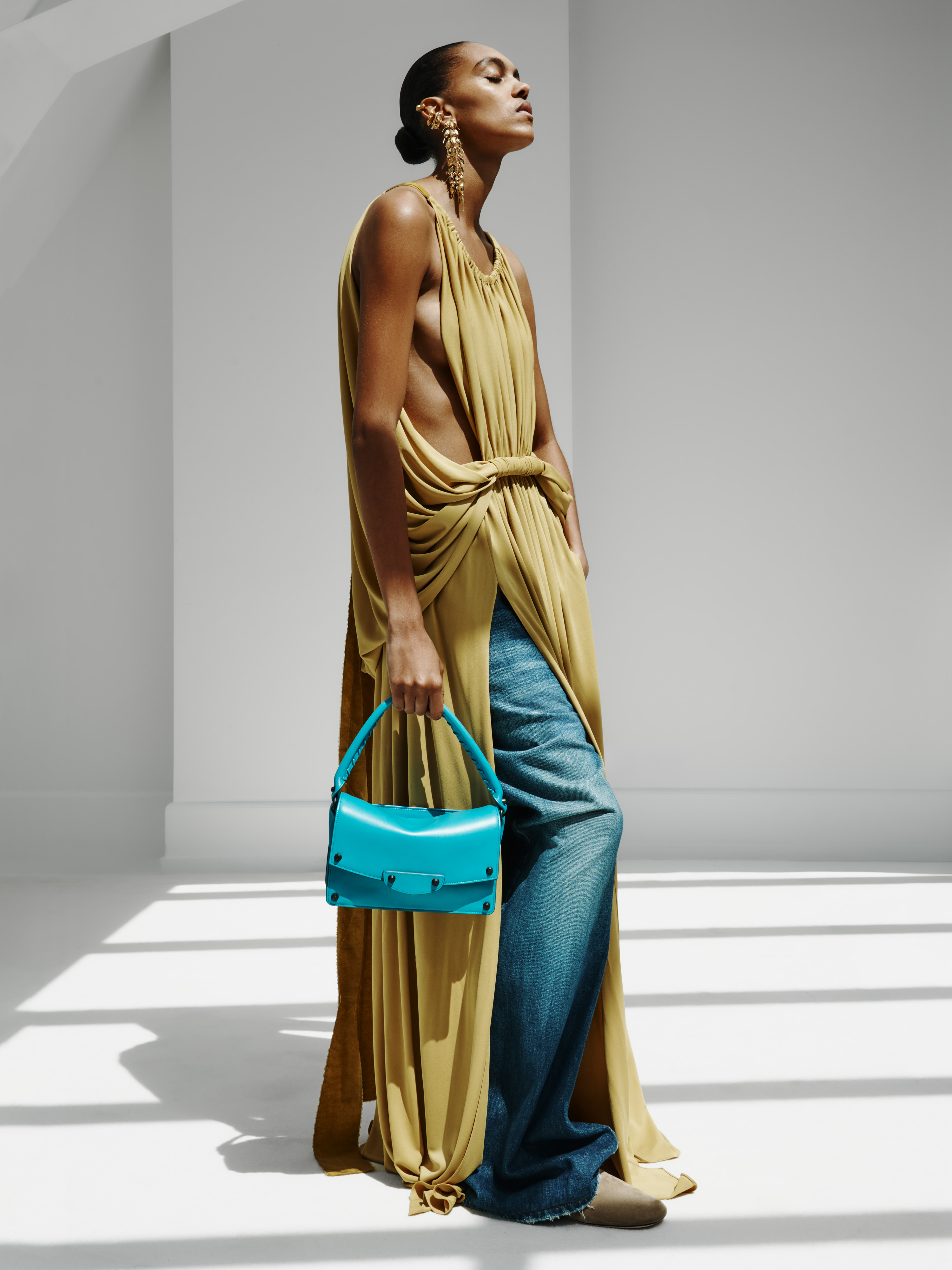 Sem tamanhos fixos, Balenciaga apresenta roupas ajustáveis em coleção de verão 2027 Balenciaga, verão 2027.