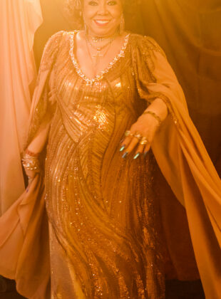 Alcione com look que homenageia Dona Ivone Lara