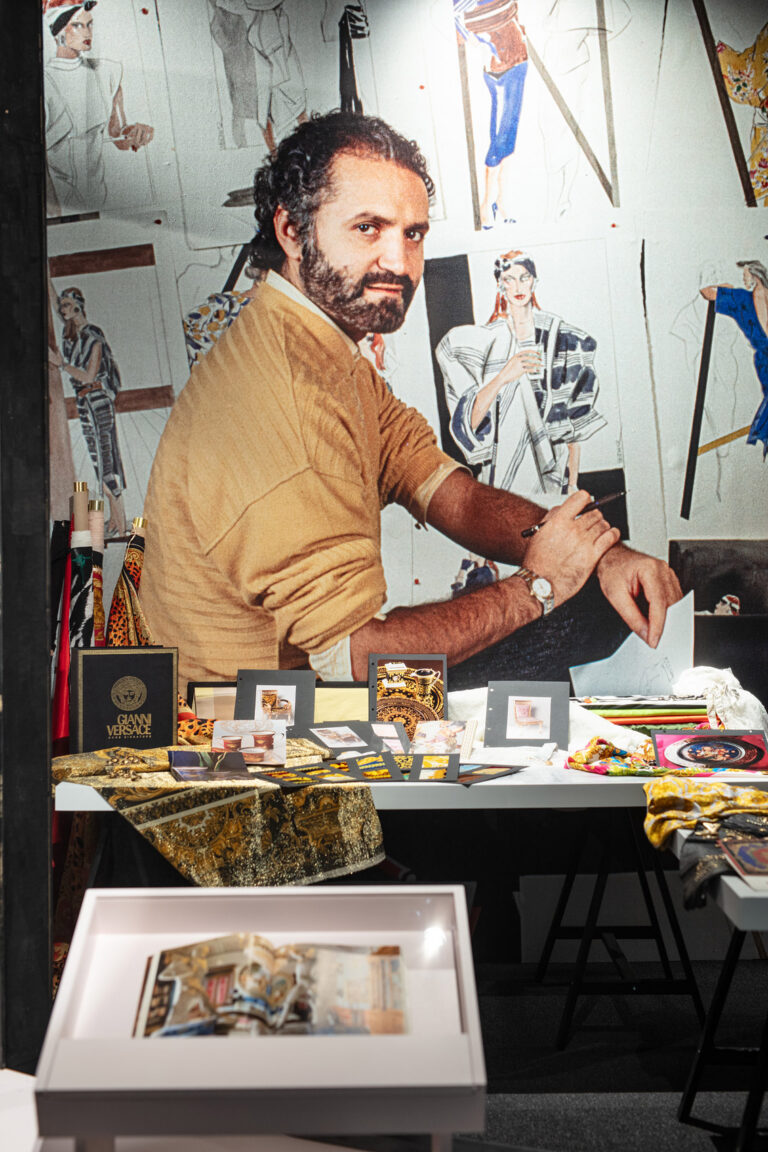 Barroco, sexy e pop: Gianni Versace ganha mostra em Paris Gianni Versace