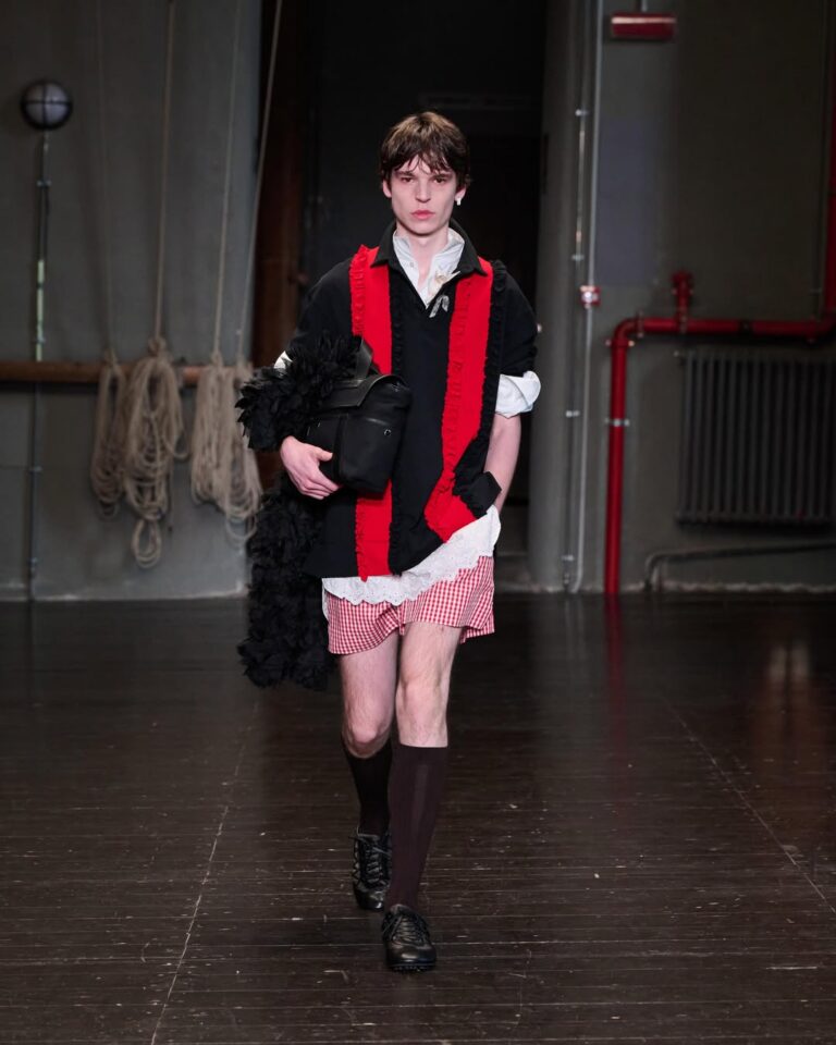 Simone Rocha SS27 Menswear Look 22 GORANA rugby jersey in contrast cotton jersey with asymmetric