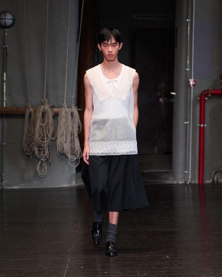 Simone Rocha SS27 Menswear Look 3 AKIM A vest in cotton poplin with ruffle trim and pressed bow 2