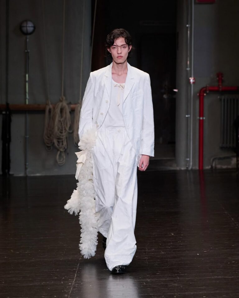 Simone Rocha SS27 Menswear Look 35 PAVLO A work apron in tough canvas with steel buckle fasteni 1