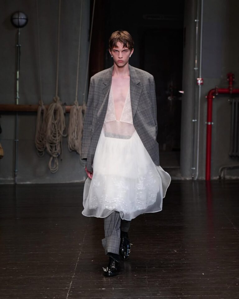 Simone Rocha SS27 Menswear Look 38 AKIMA single breasted backless jacket with apron tie in Princ