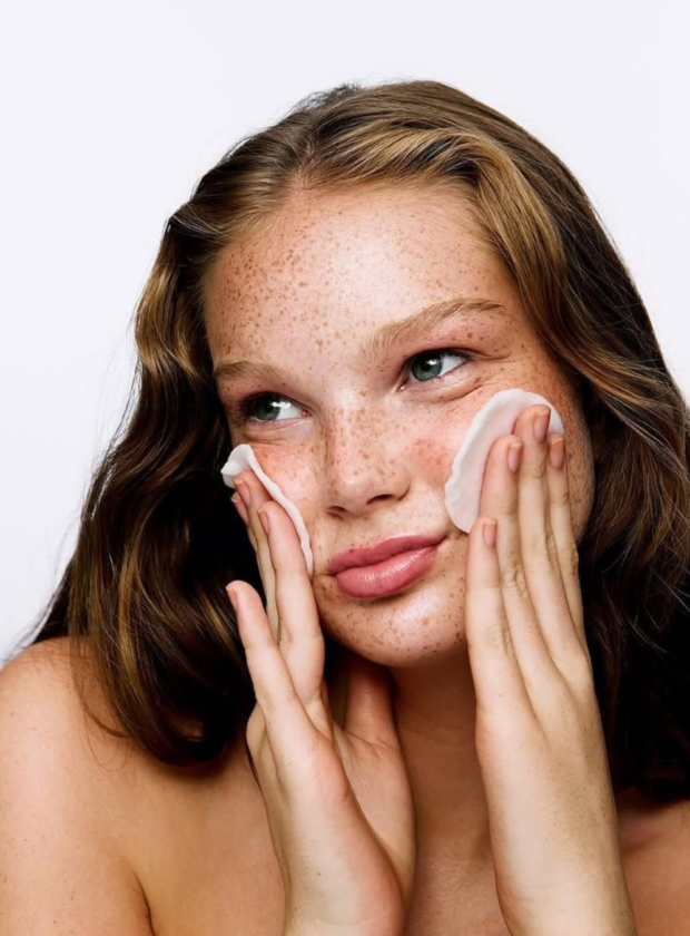 Água micelar não é tudo igual: dermatologista explica como e