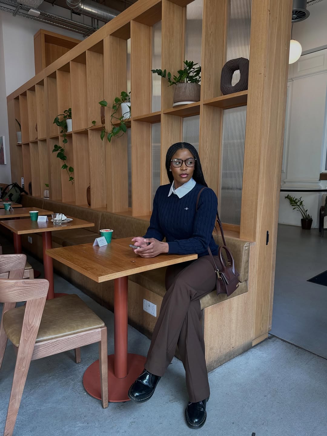 Os looks com coturno ainda são favoritos para o frio looks com coturno