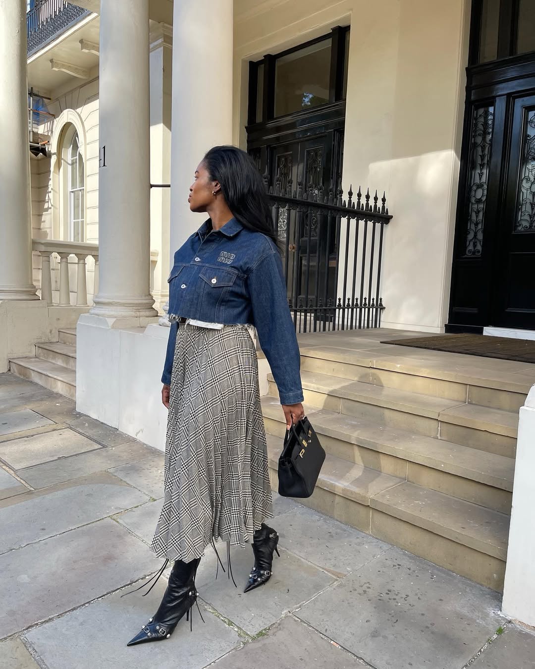 Na dúvida de quais sapatos usar nos looks com saia plissada? Estas 4 opções funcionam looks com saia plissada
