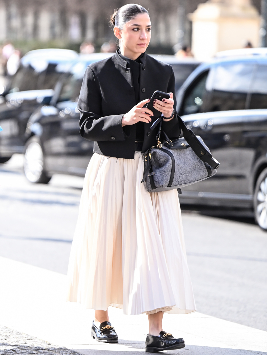 Na dúvida de quais sapatos usar nos looks com saia plissada? Estas 4 opções funcionam looks com saia plissada