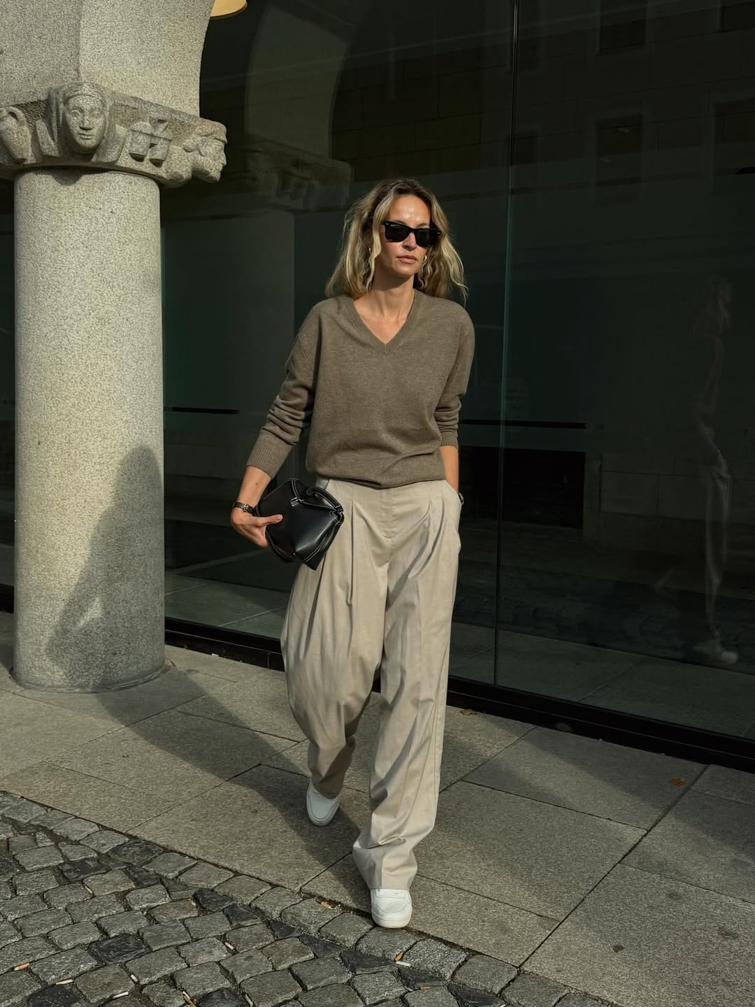 looks com tênis no trabalho