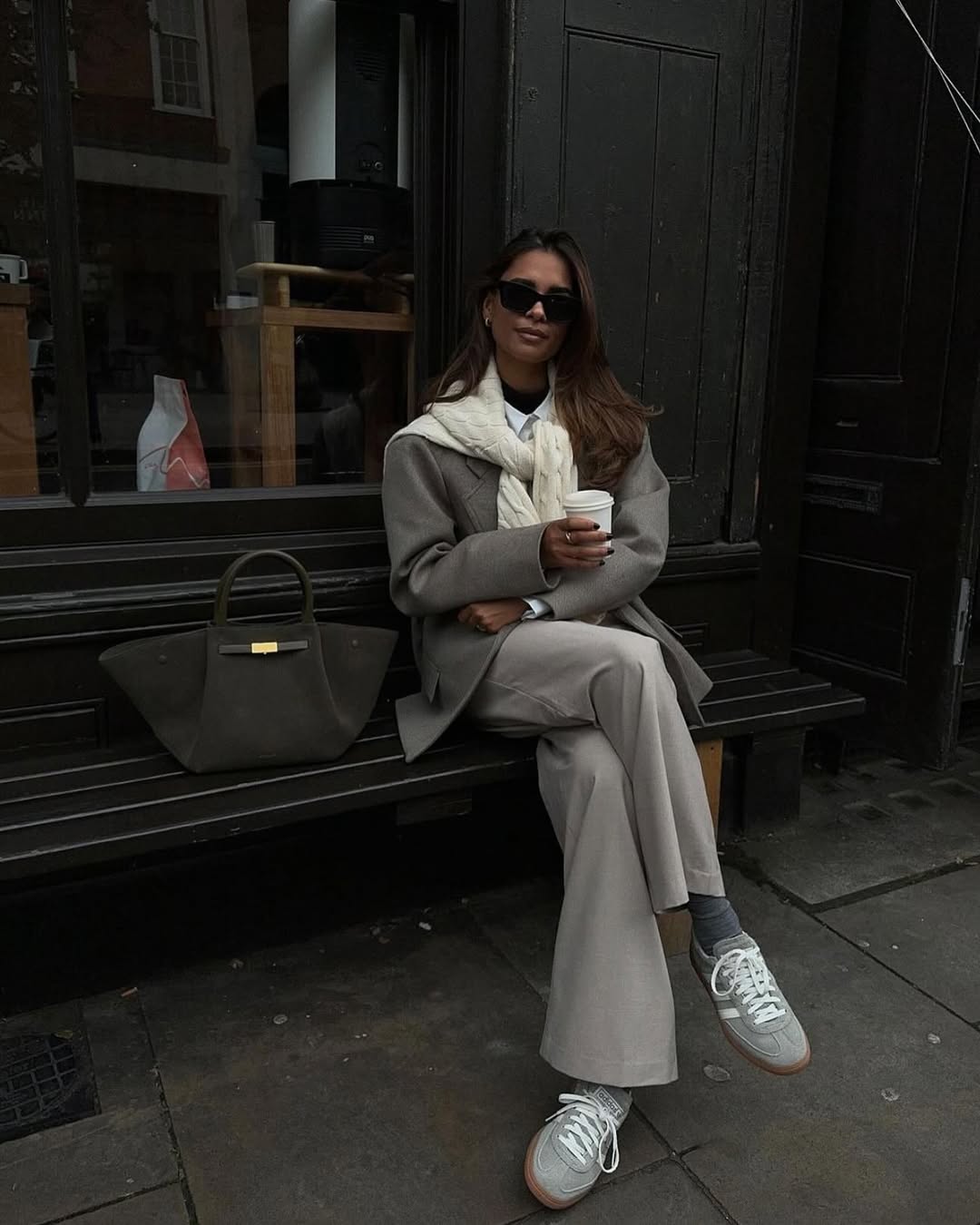 looks com tênis no trabalho