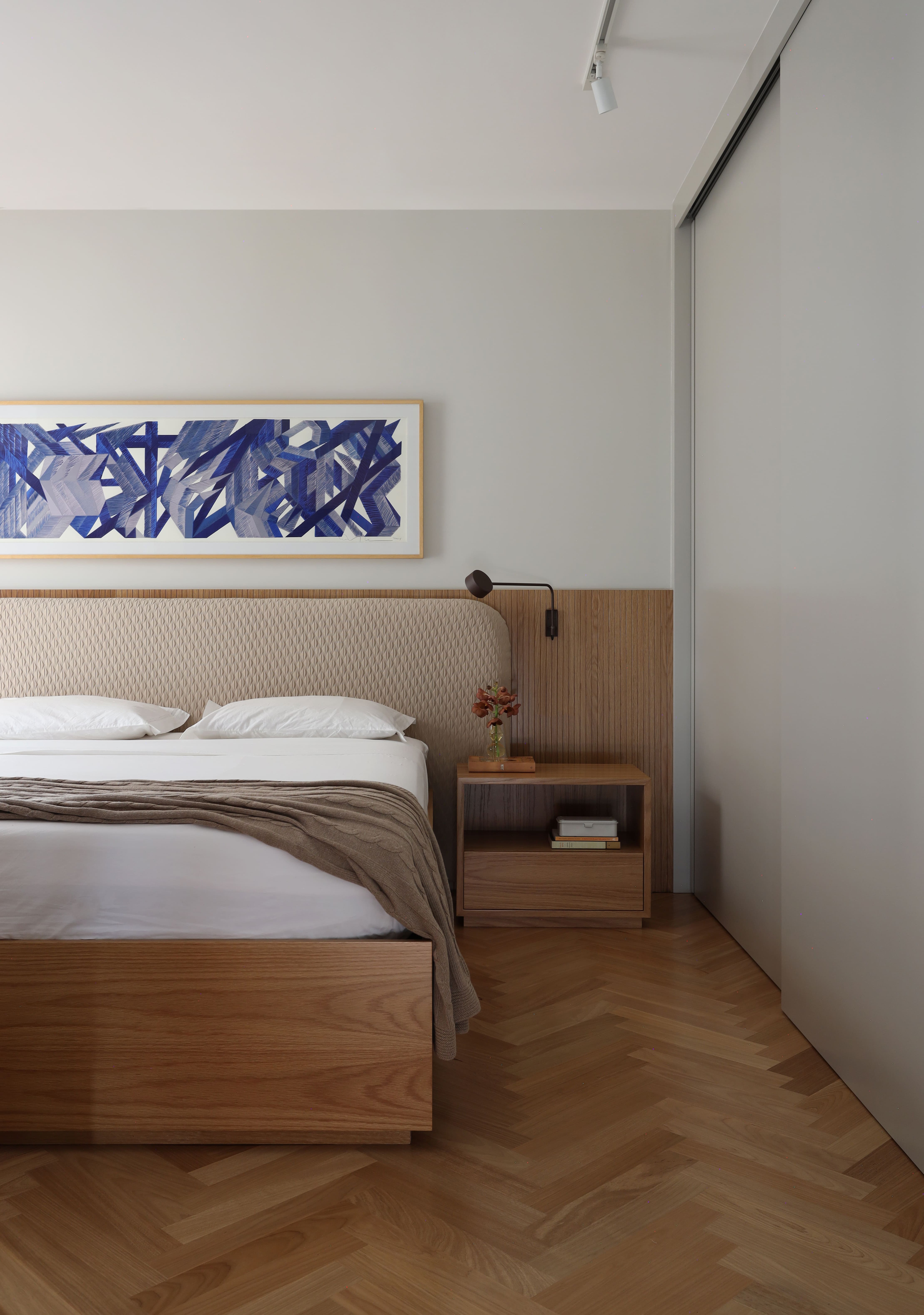 4 formas de usar quadros decorativos para elevar o décor do quarto