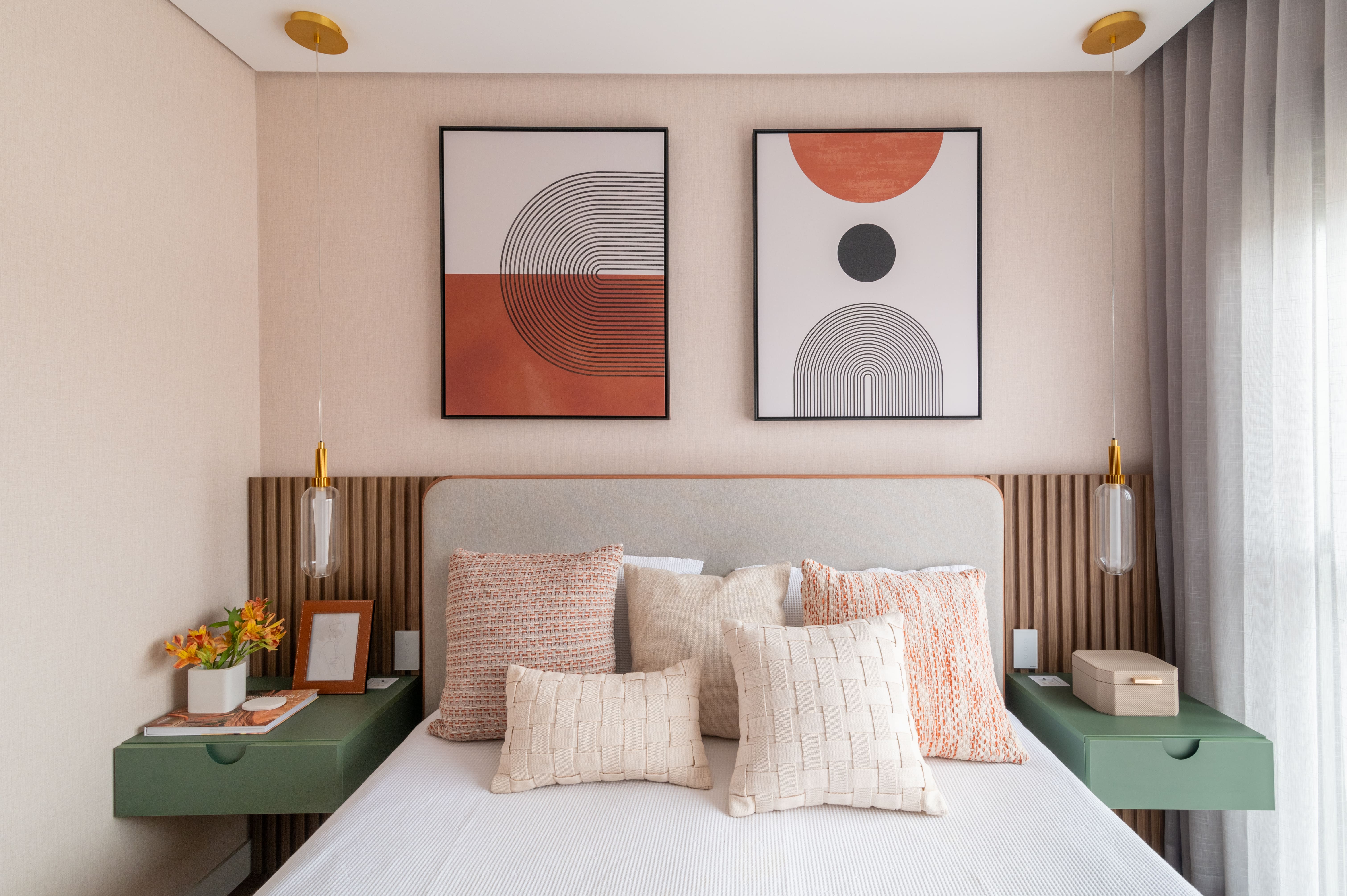 4 formas de usar quadros decorativos para elevar o décor do quarto