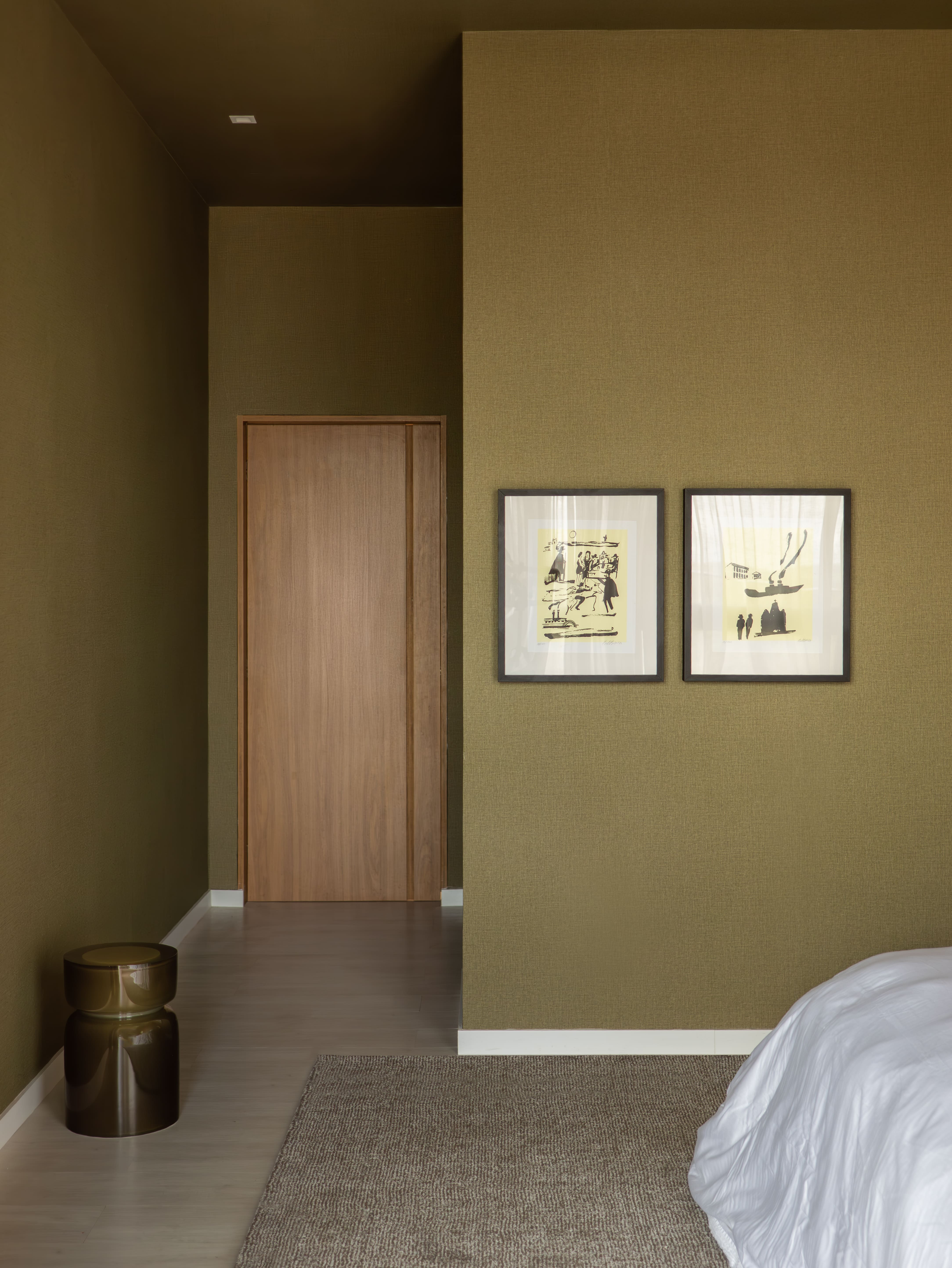 4 formas de usar quadros decorativos para elevar o décor do quarto