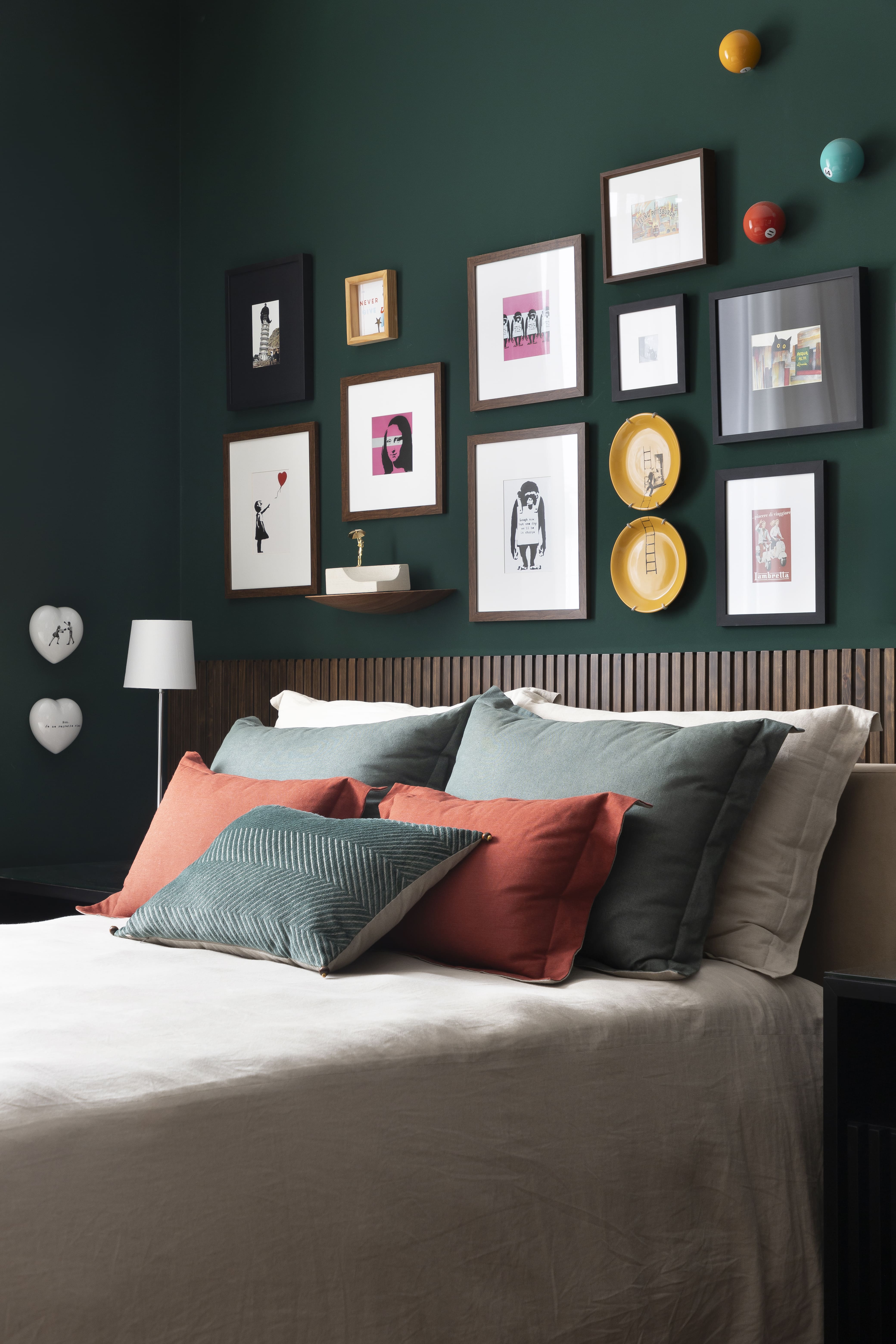 4 formas de usar quadros decorativos para elevar o décor do quarto