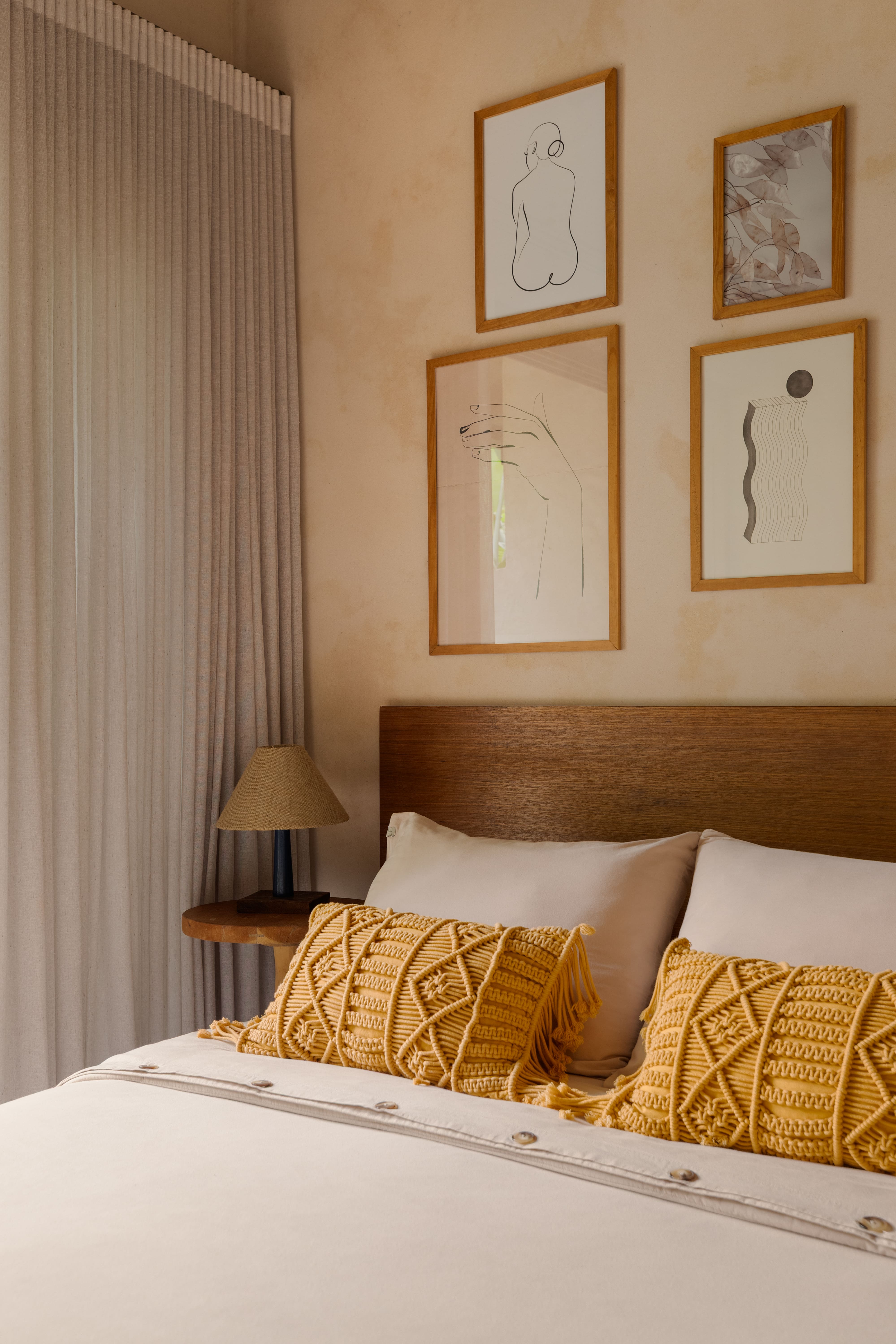 4 formas de usar quadros decorativos para elevar o décor do quarto