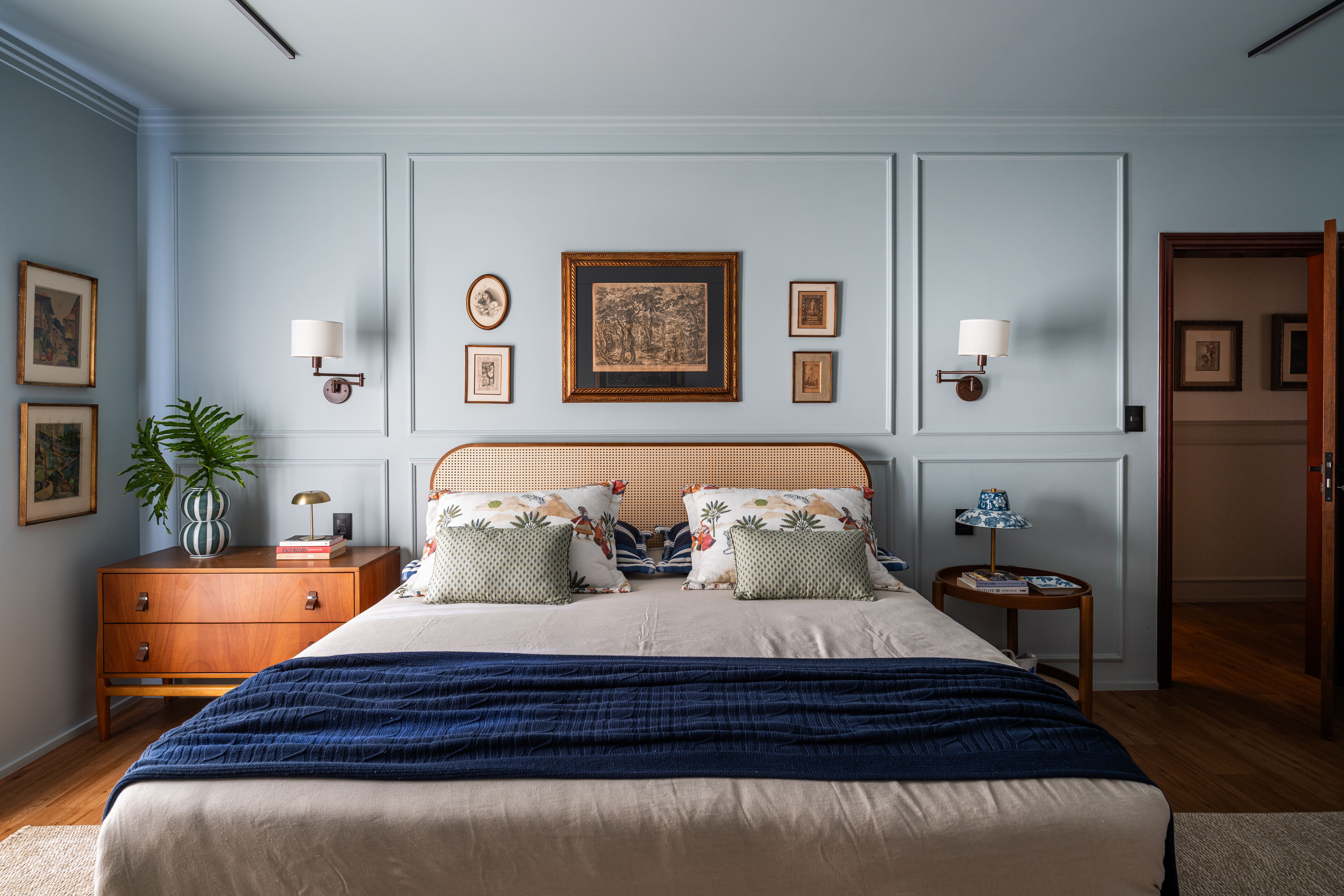4 formas de usar quadros decorativos para elevar o décor do quarto