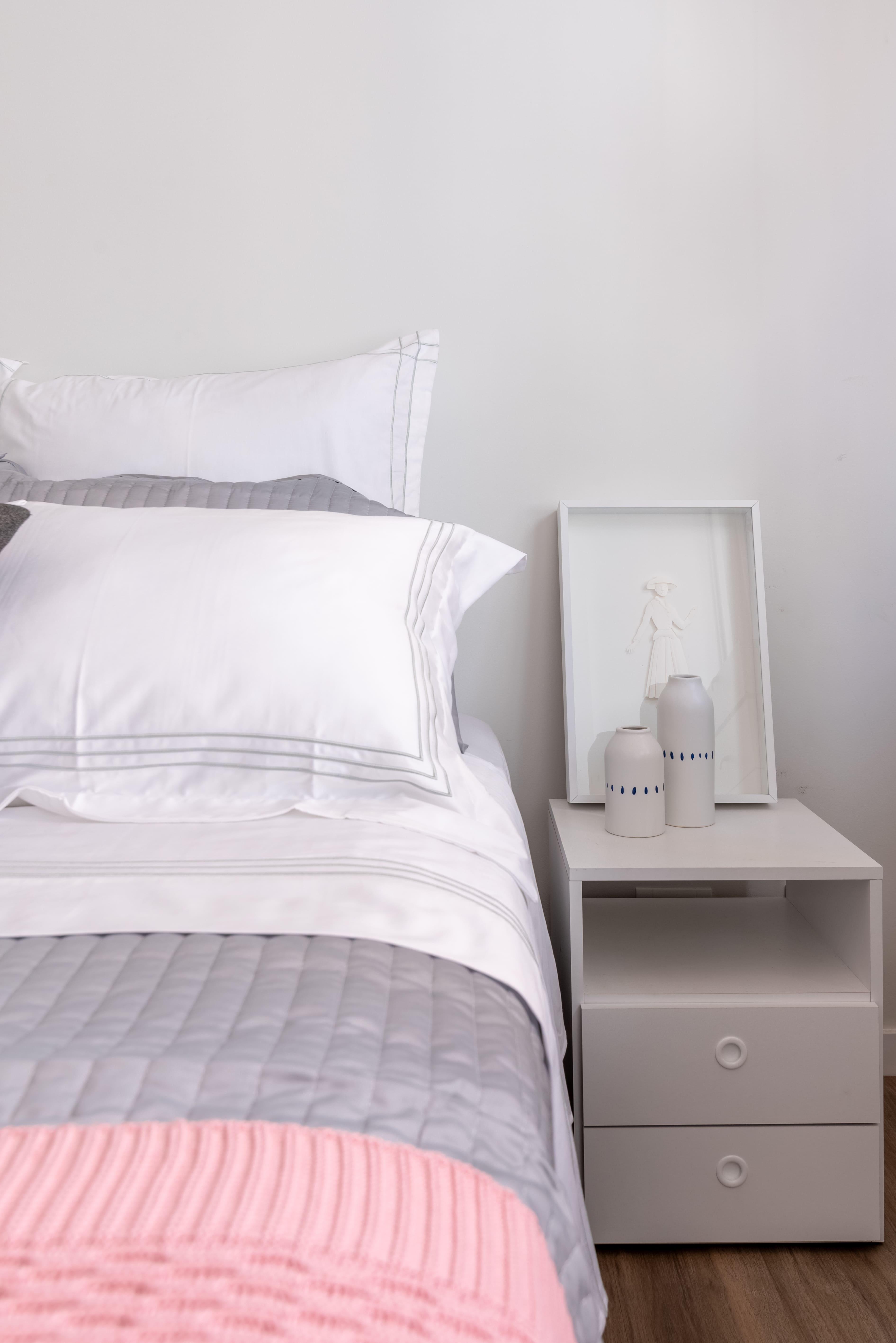 4 formas de usar quadros decorativos para elevar o décor do quarto