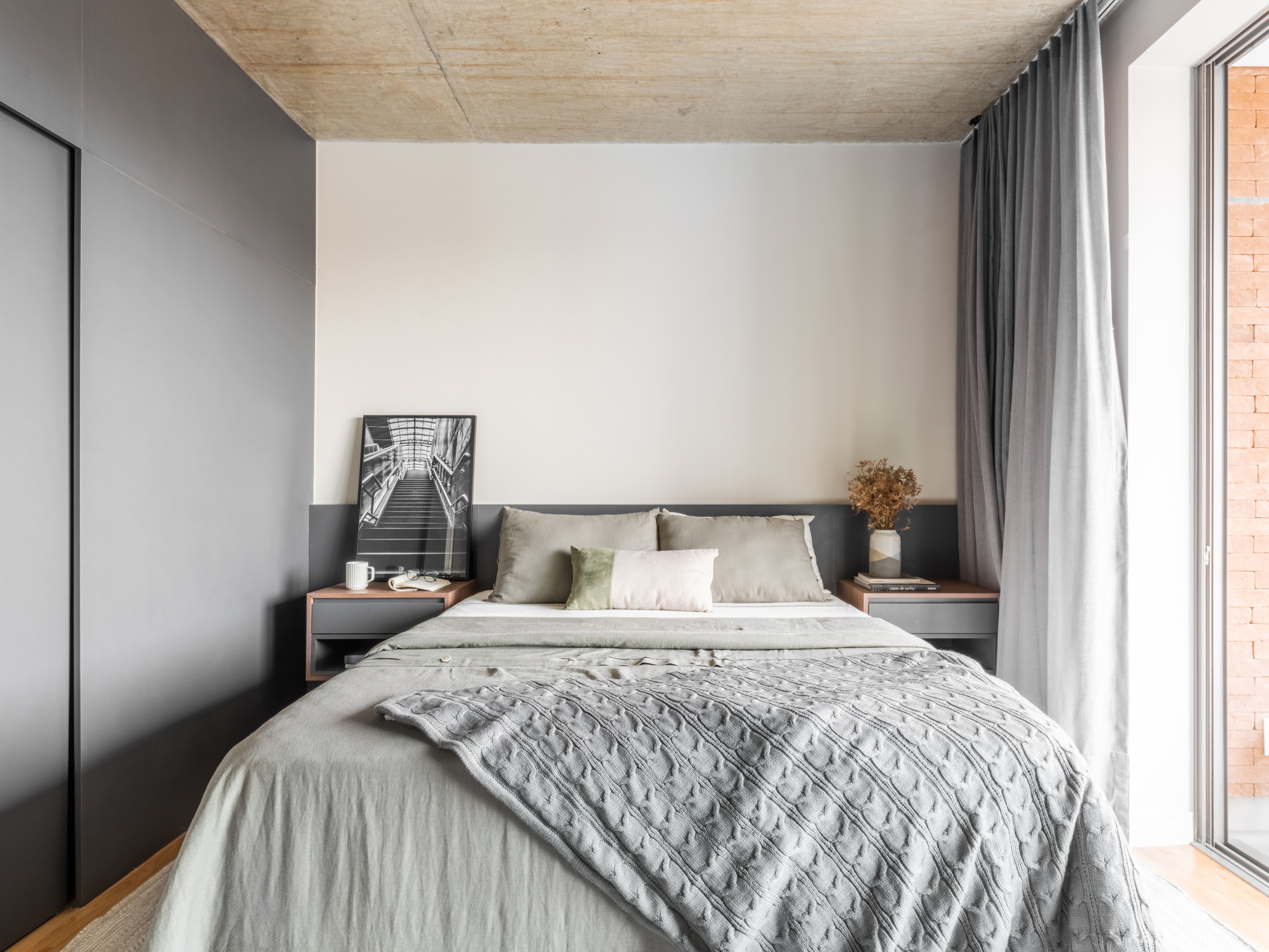 4 formas de usar quadros decorativos para elevar o décor do quarto