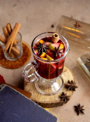 Quentão e vinho quente: como preparar as bebidas que aquecem o arraial Quentão e vinho quente: como preparar as bebidas que aquecem o arraial