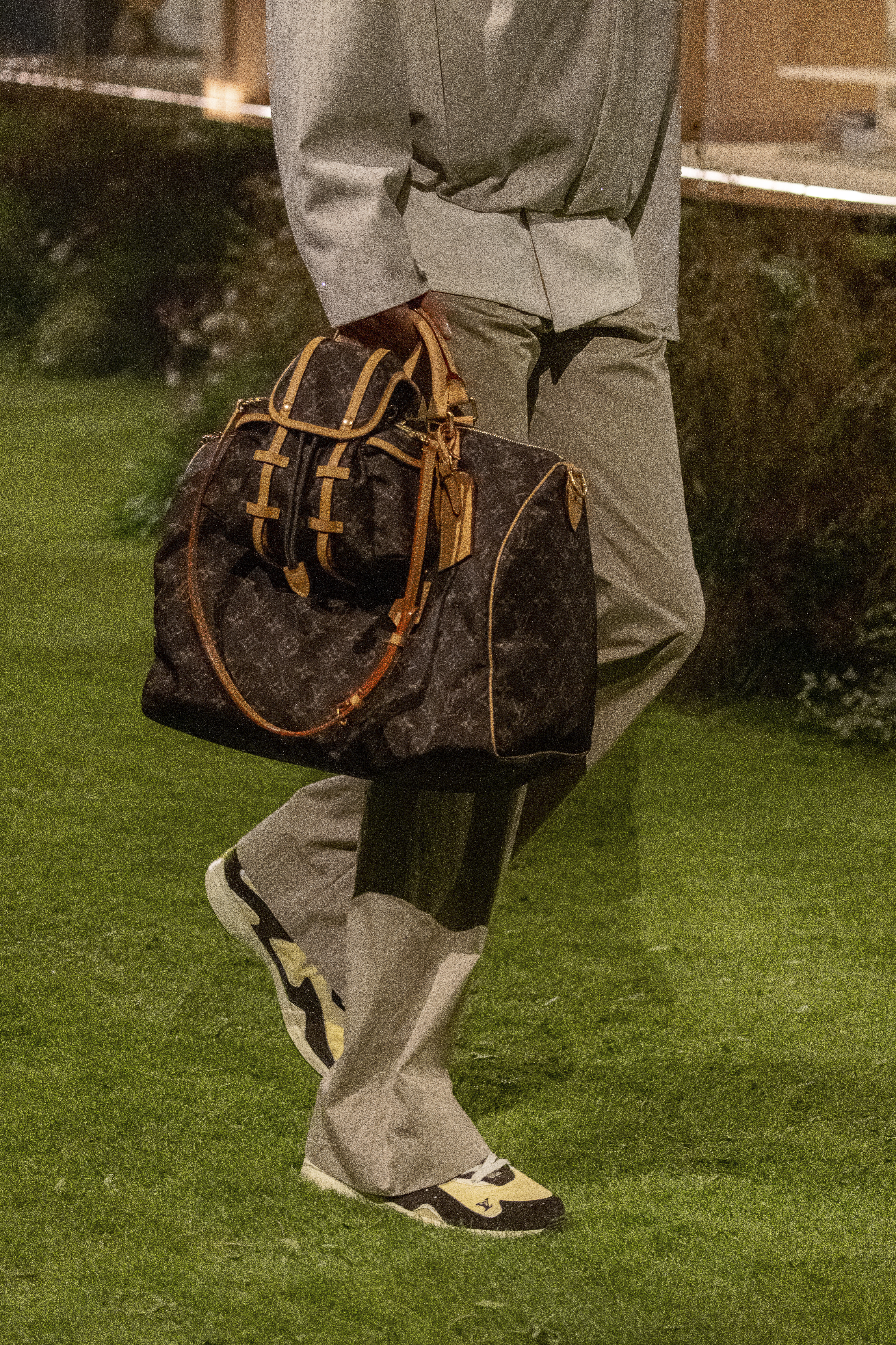coleção de acessórios silk tech e tênis lv drop 3000 da louis vuitton chega ao brasil