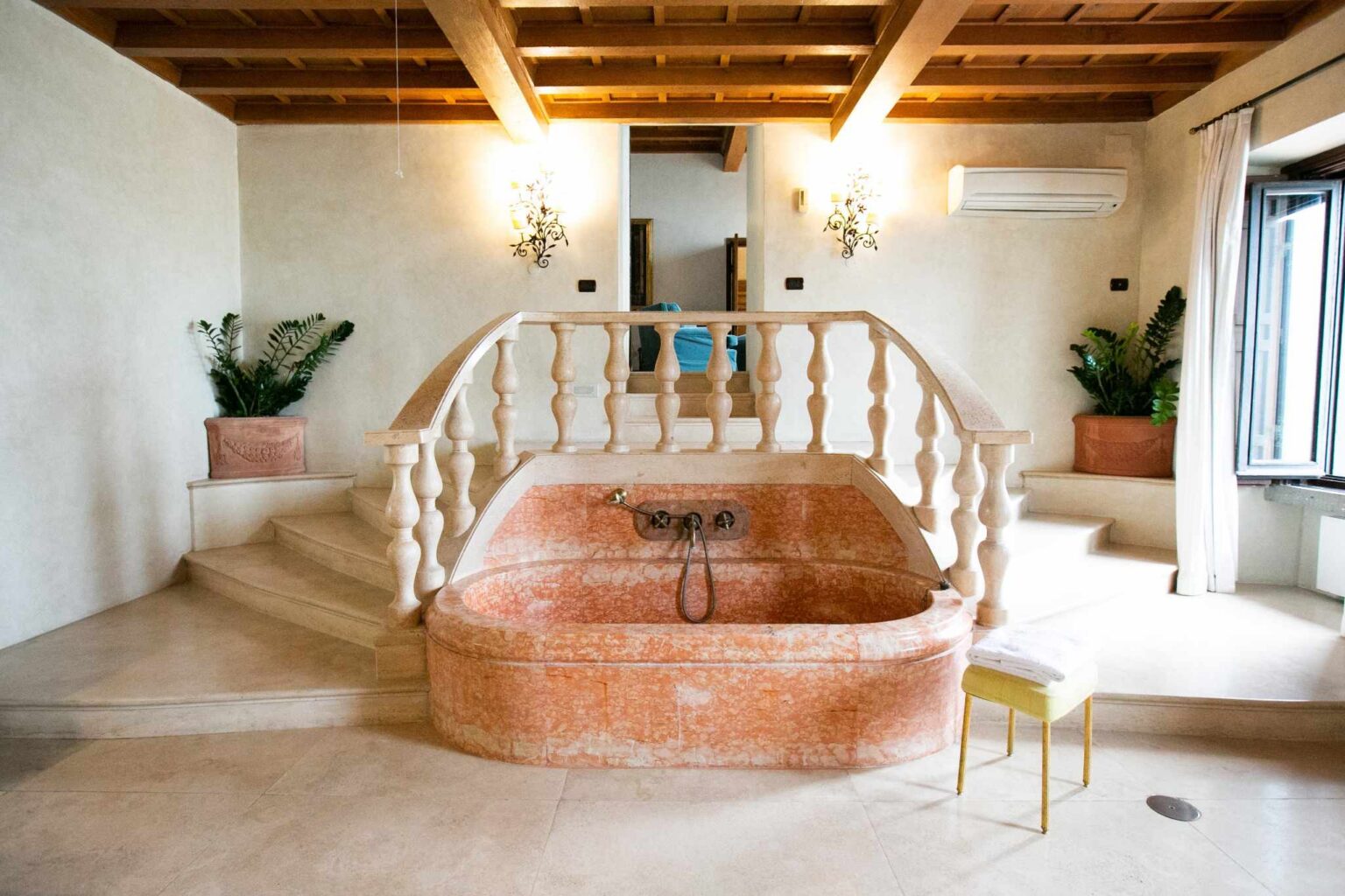 Destino favorito: Ischia na Itália, o paraíso de Dua Lipa e Visconti La Posta Vecchia Hotel Medici Suite bathroom h