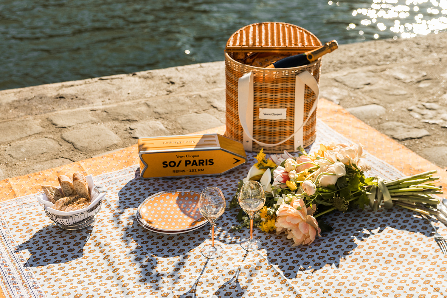 Compras personalizadas e piquenique de luxo: as novidades do SO/ Paris para o verão SO/ Paris x veuve clicquot