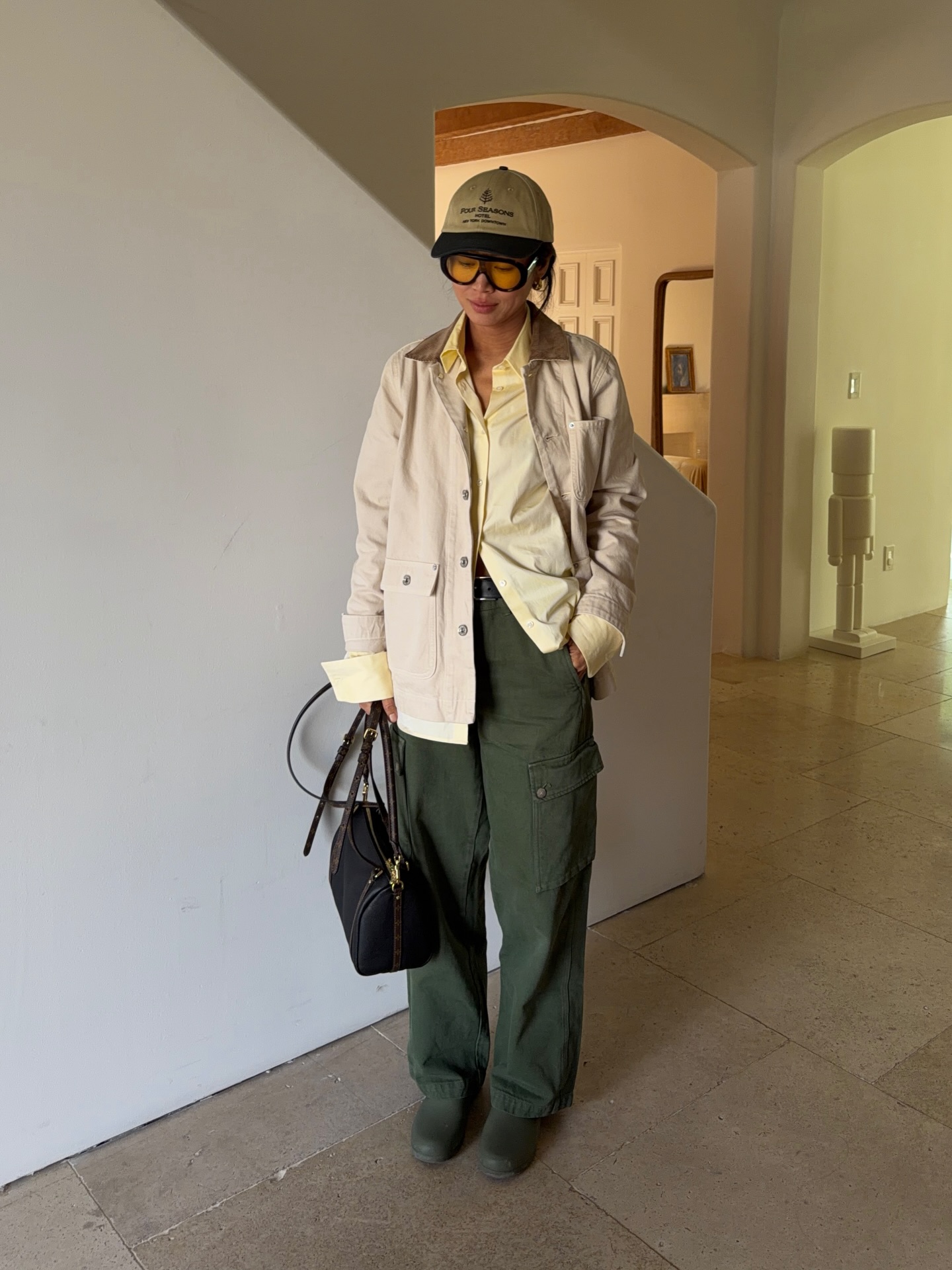 A calça cargo feminina é o segredo para inovar o look de inverno look com calça cargo feminina