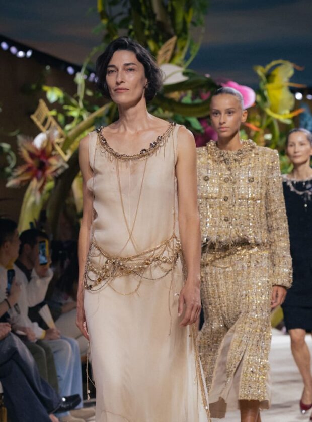 RE-SEE: por que a emoção importa na moda? Na foto, look do desfile de inverno 2026 de alta-costura da Chanel.