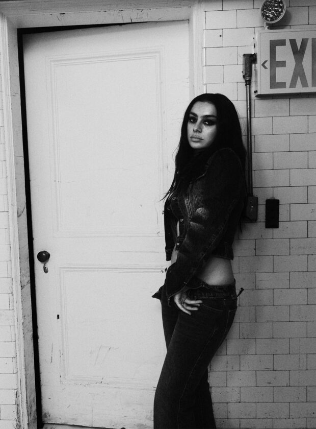 Com “Music, fashion, film”, Charli XCX se reinventa após “Brat” Charli XCX
