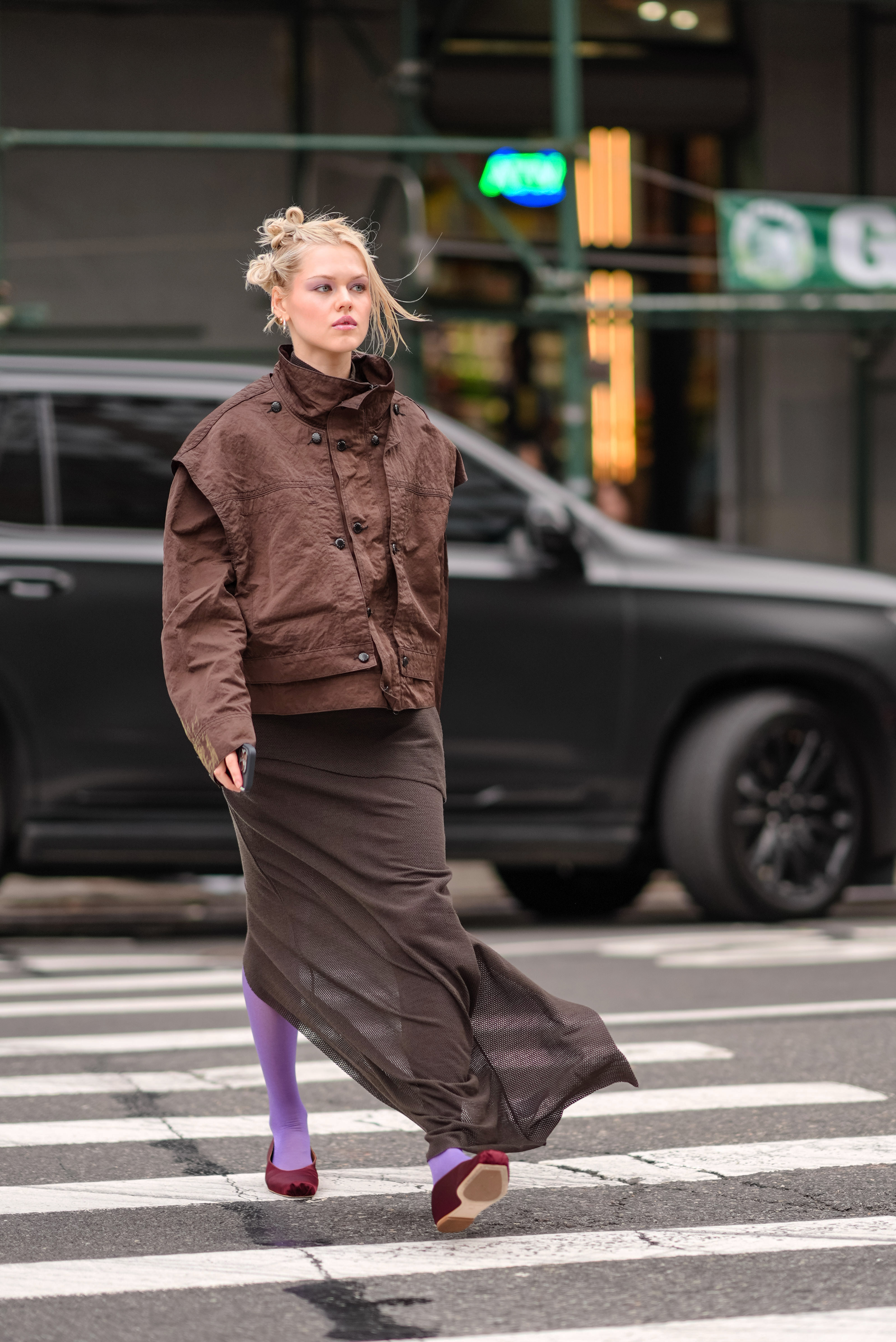 5 looks com meia-calça colorida que provam que o acessório merece uma chance looks com meia-calça colorida