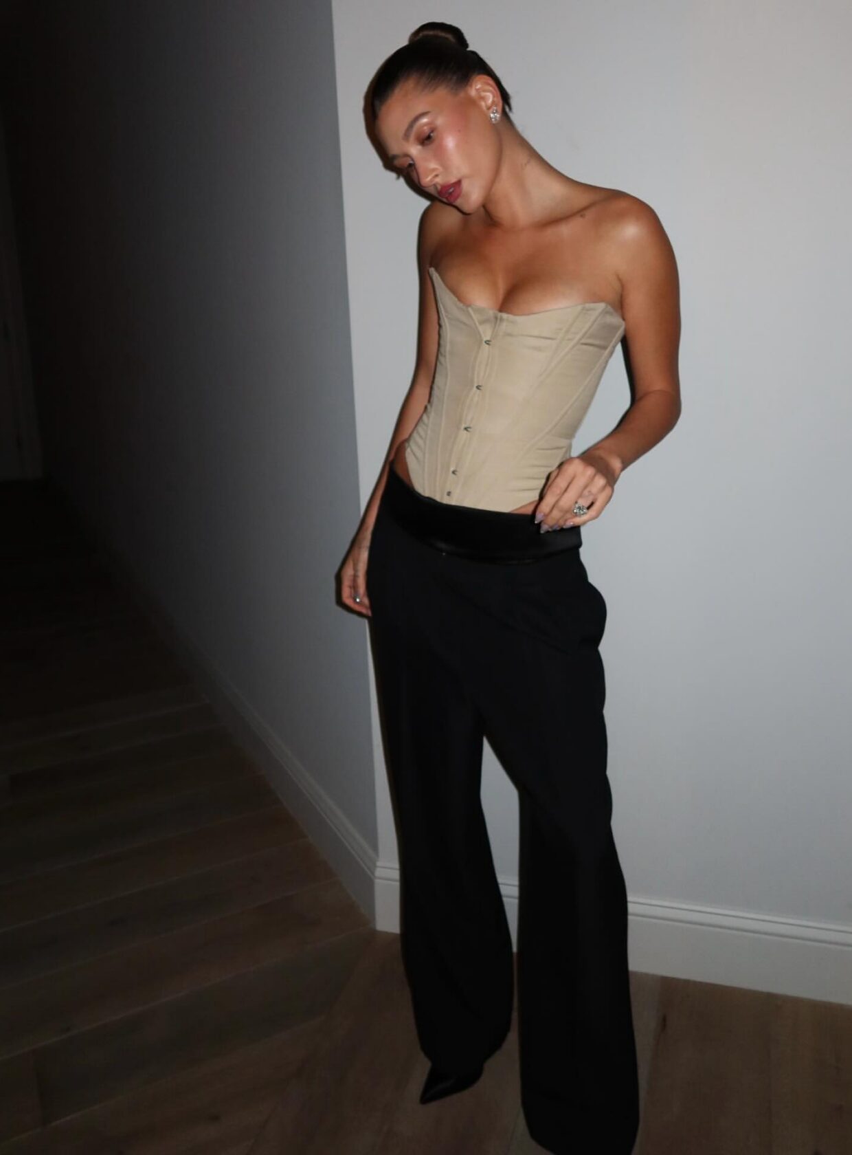 como usar looks com corset em 2026