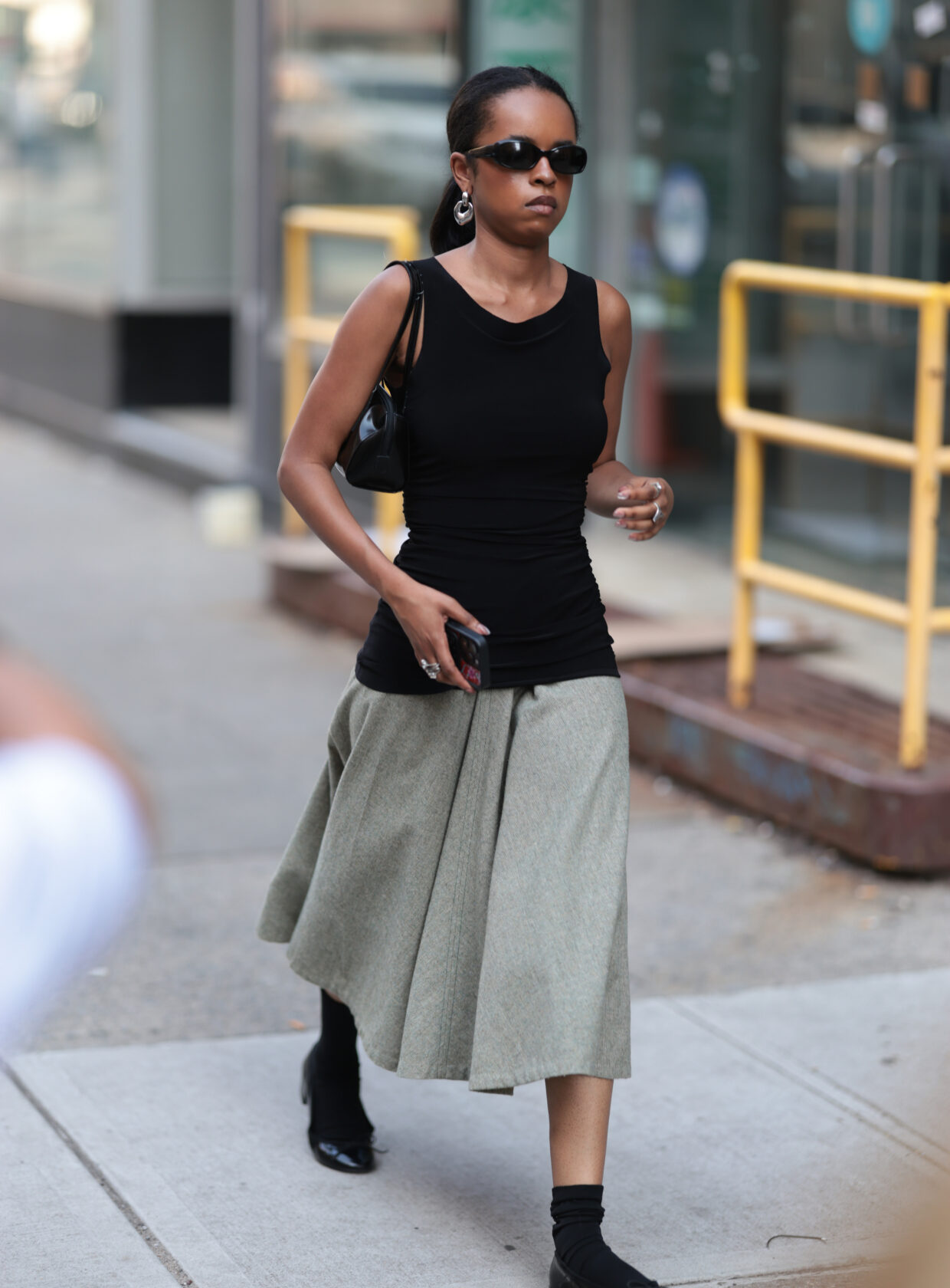 looks com saias de pregas são um hit no street style