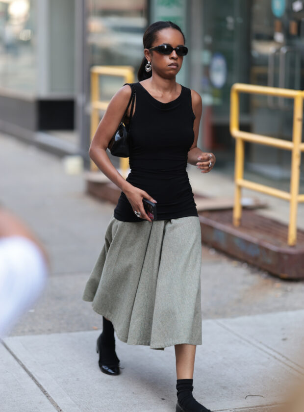 looks com saias de pregas são um hit no street style