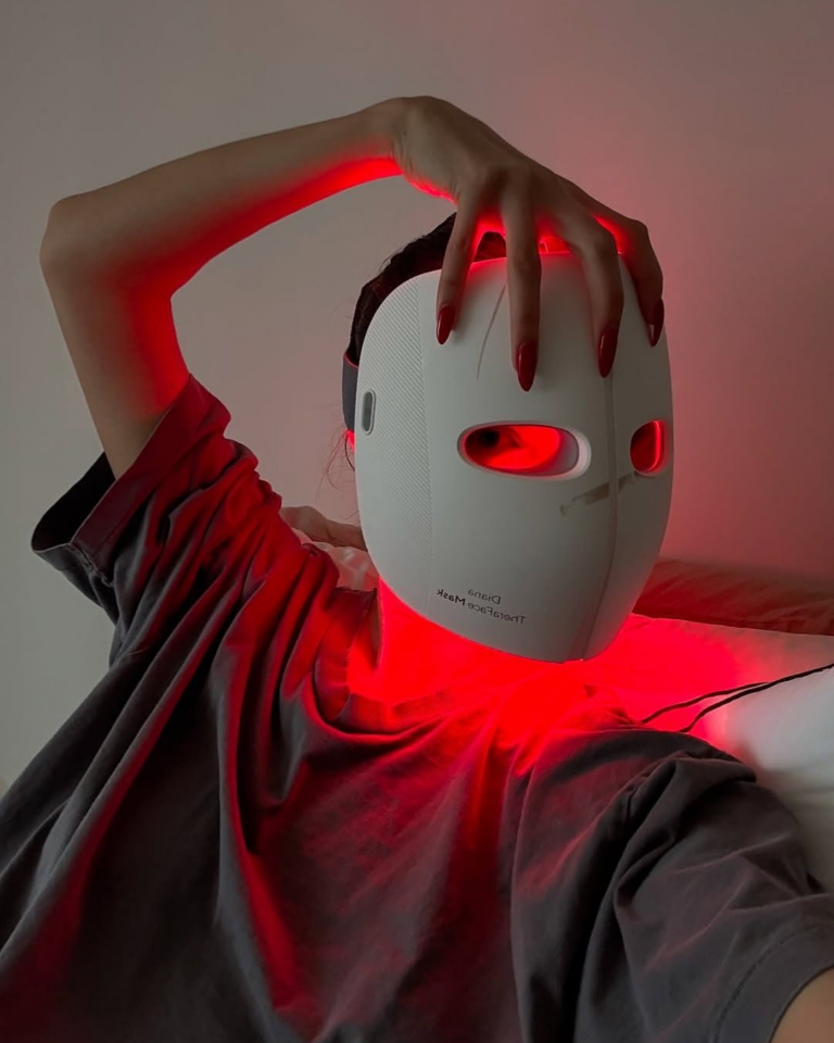 Máscara de LED facial: um dermatologista explica por que a tecnologia virou hype e se vale o investimento máscara de LED facial (2)