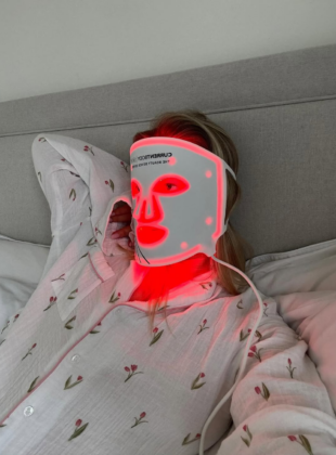 Máscara de LED facial: um dermatologista explica por que a tecnologia virou hype e se vale o investimento máscara de LED facial