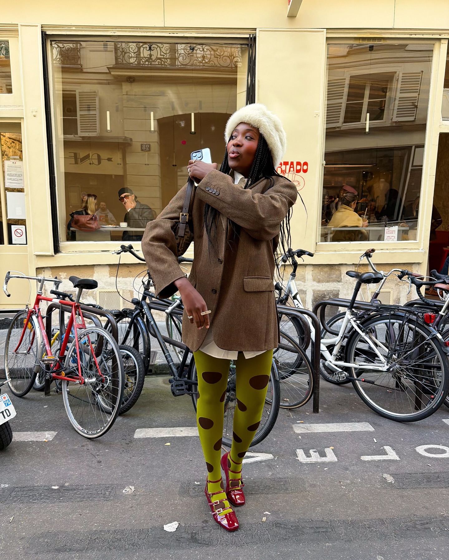 5 looks com meia-calça colorida que provam que o acessório merece uma chance looks com meia-calça colorida