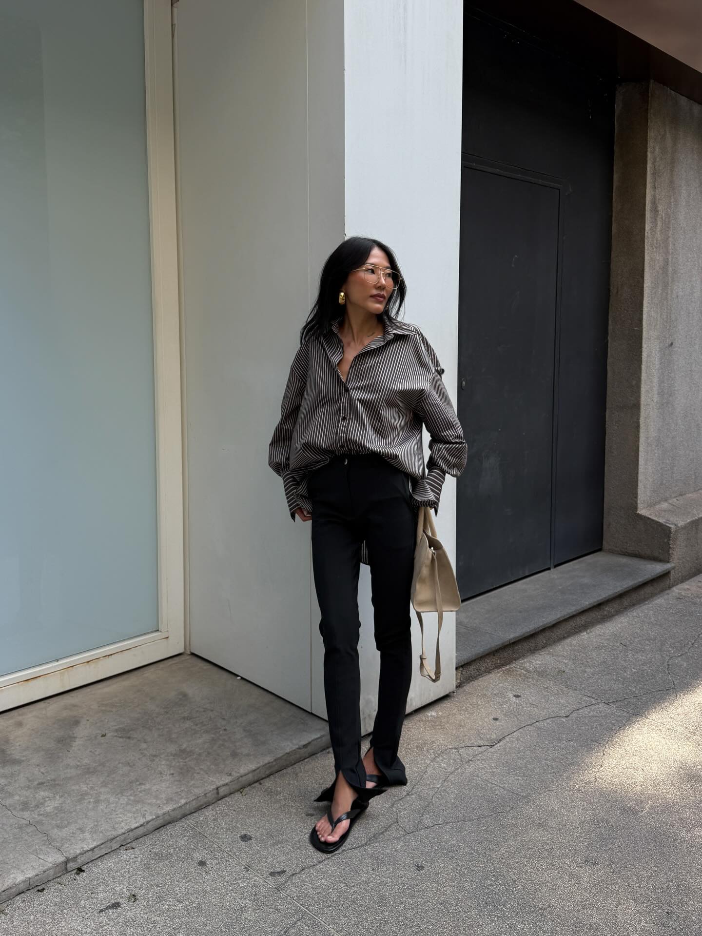 No trabalho e mais: 5 maneiras de usar a rasteirinha feminina além do casual como usar a rasteirinha feminina no trabalho e em outra ocasiões sociais