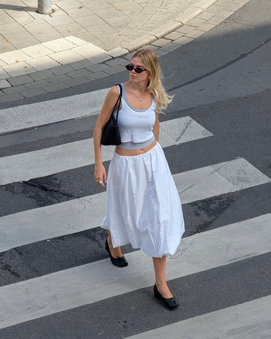 Para todas as horas: 5 looks estilosos que têm a regata branca como base look com regata branca