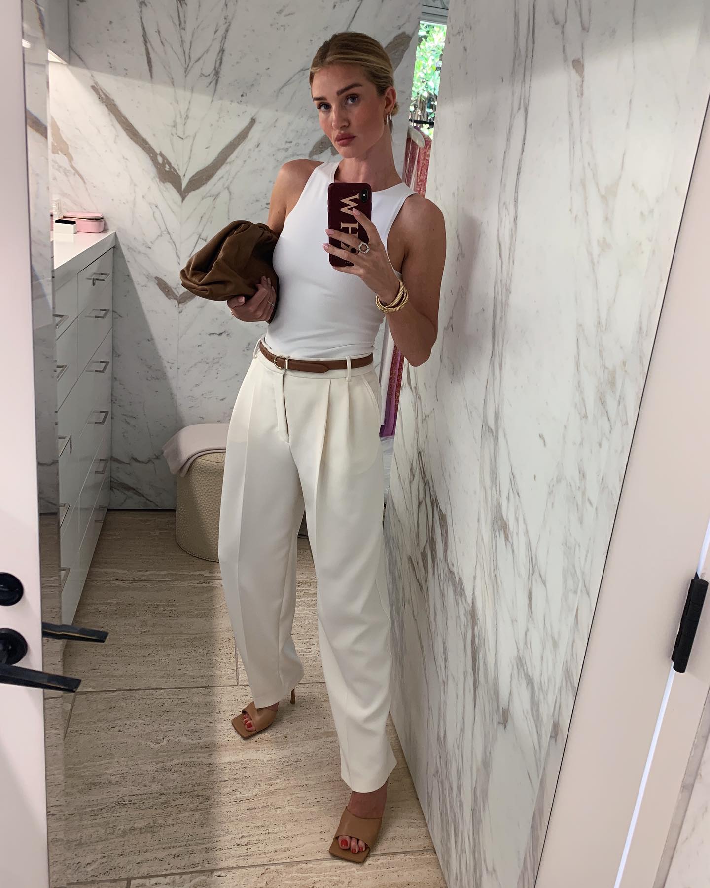 Para todas as horas: 5 looks estilosos que têm a regata branca como base look com regata branca