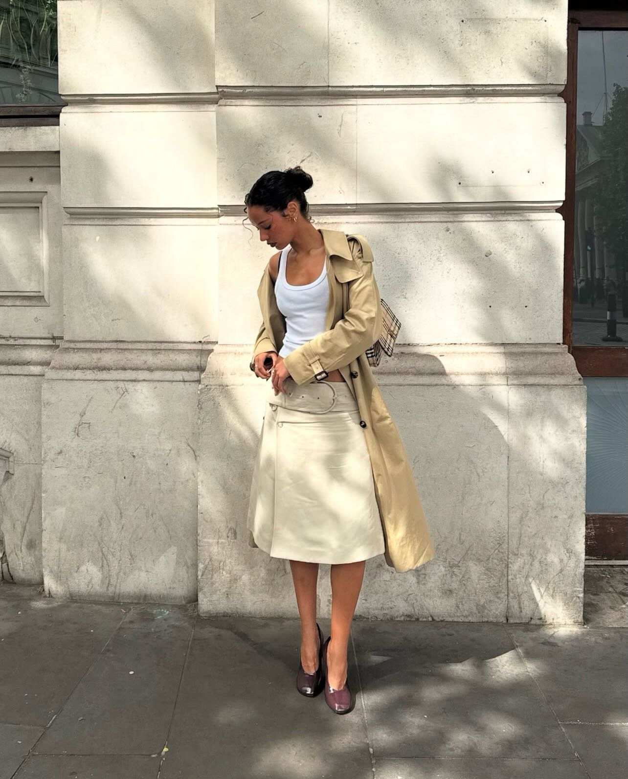 Para todas as horas: 5 looks estilosos que têm a regata branca como base look com regata branca