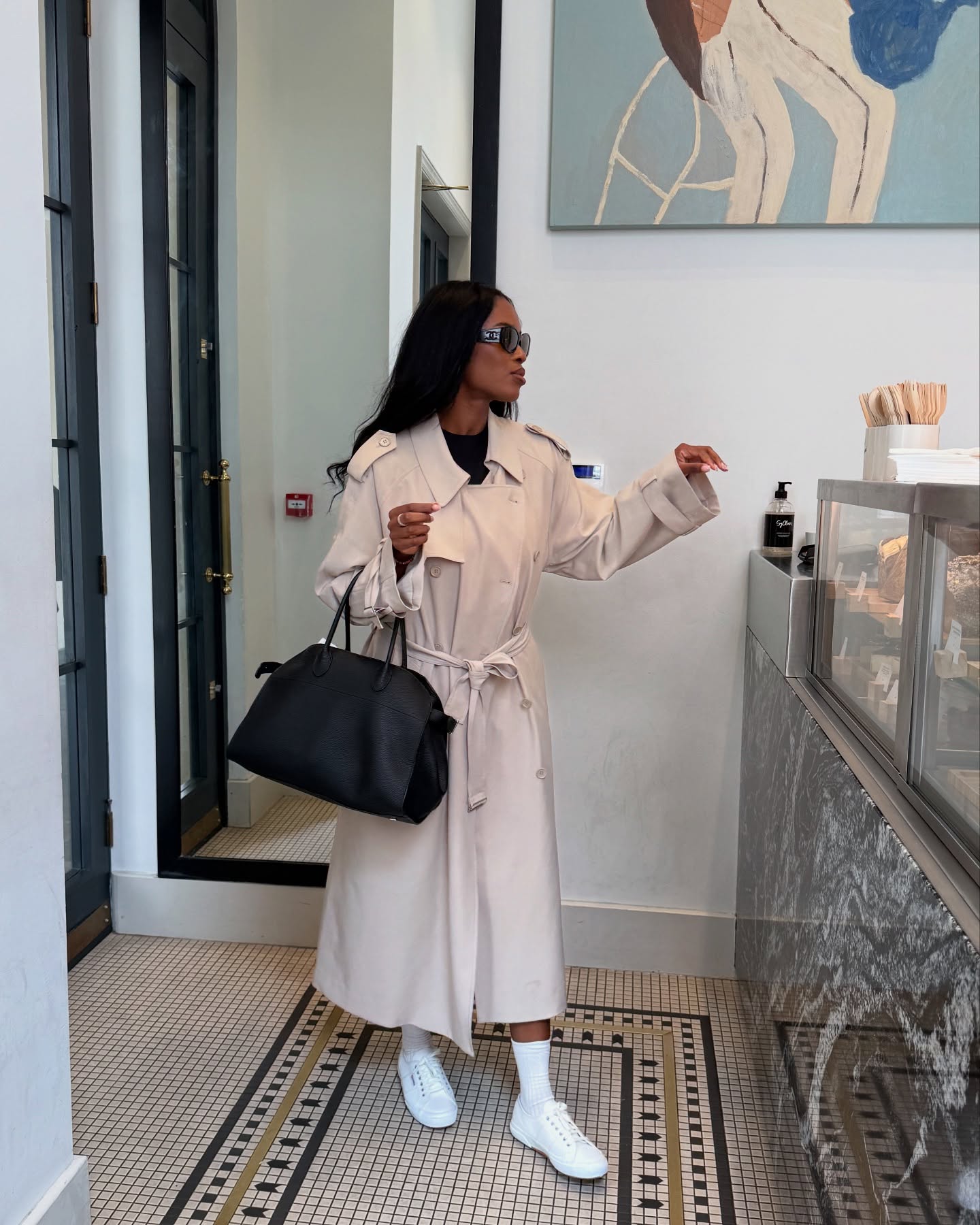 look com tênis branco no trabalho