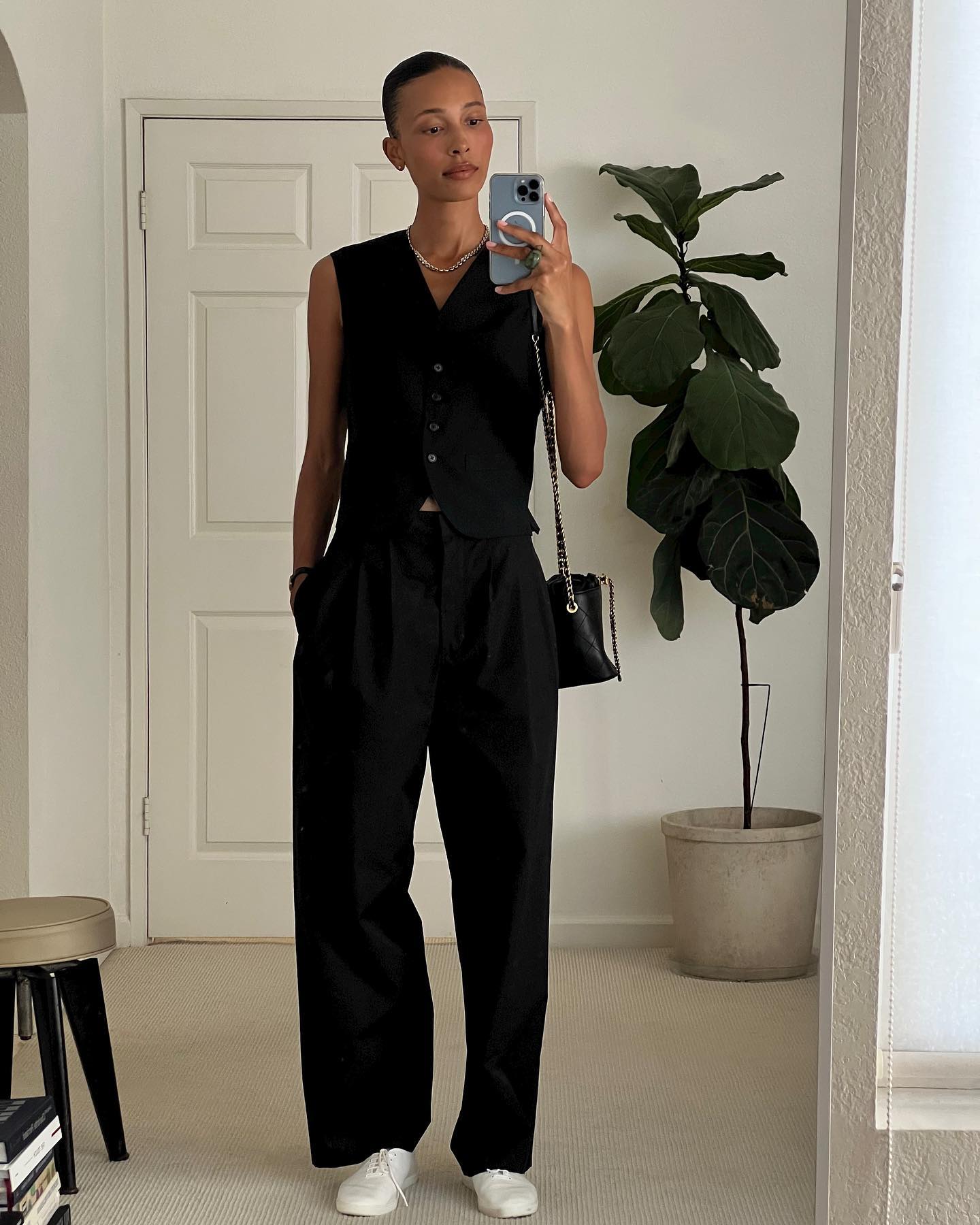 look com tênis branco no trabalho