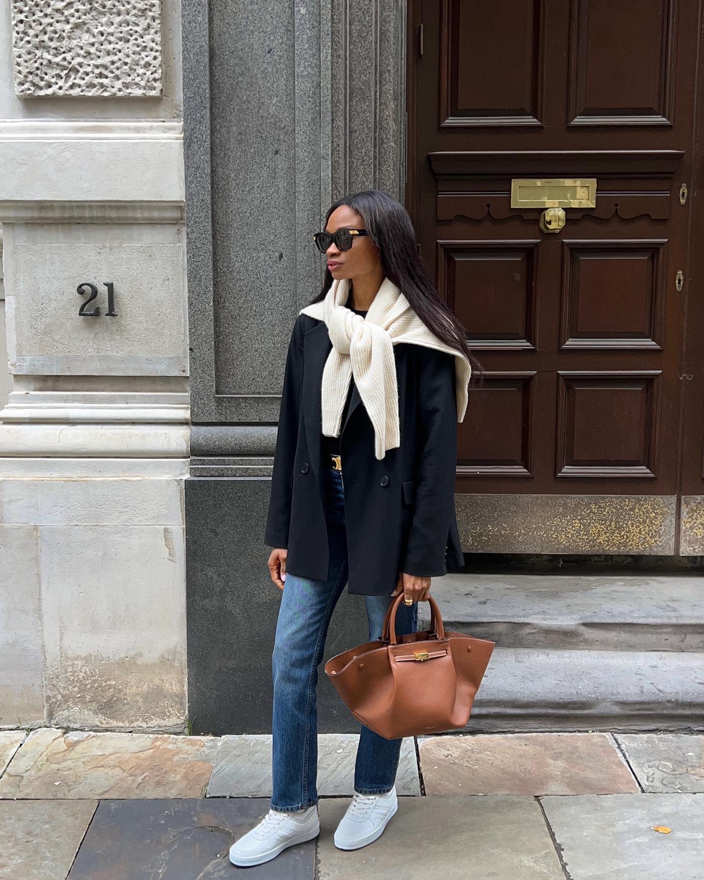 look com tênis branco no trabalho