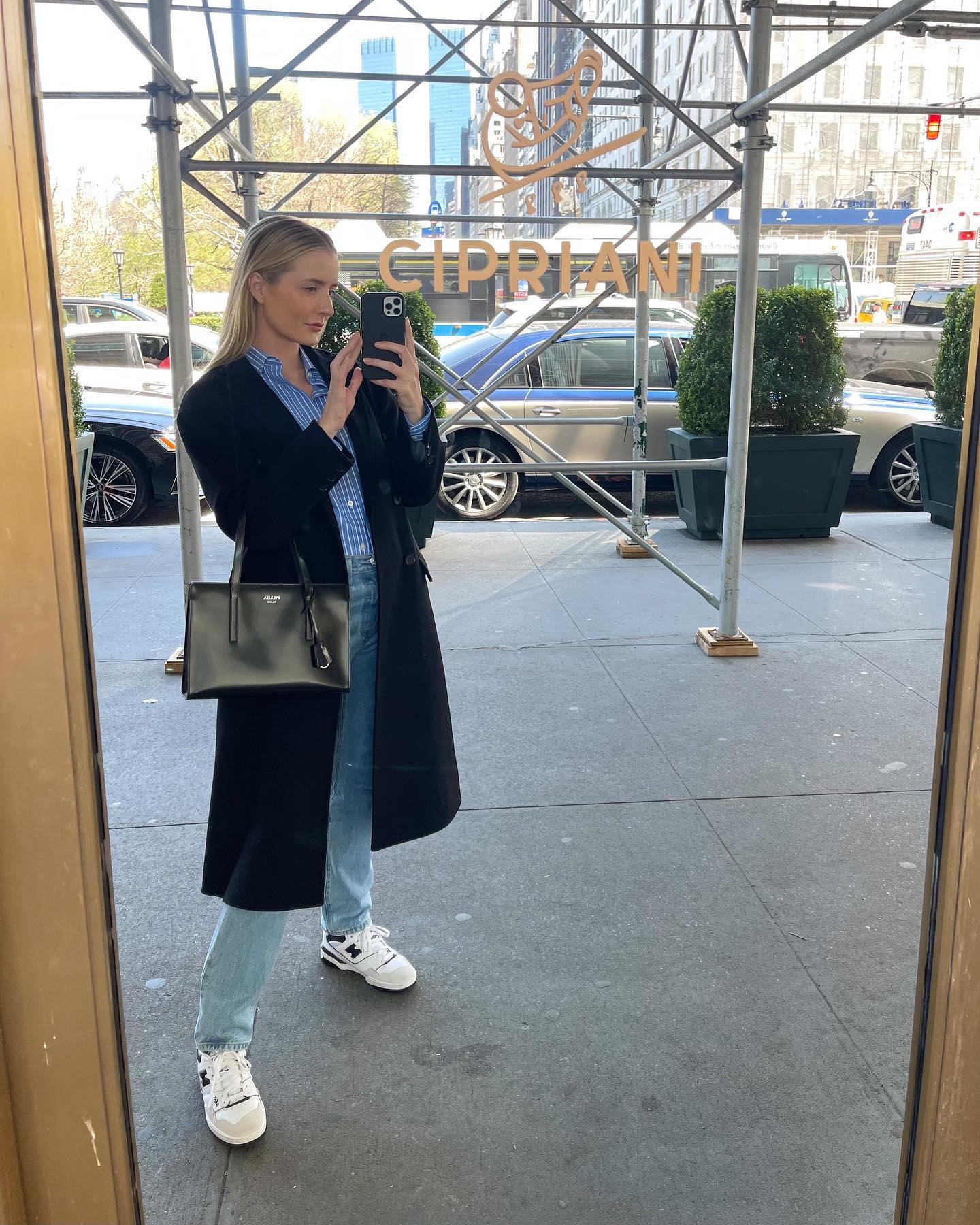 look com tênis branco no trabalho