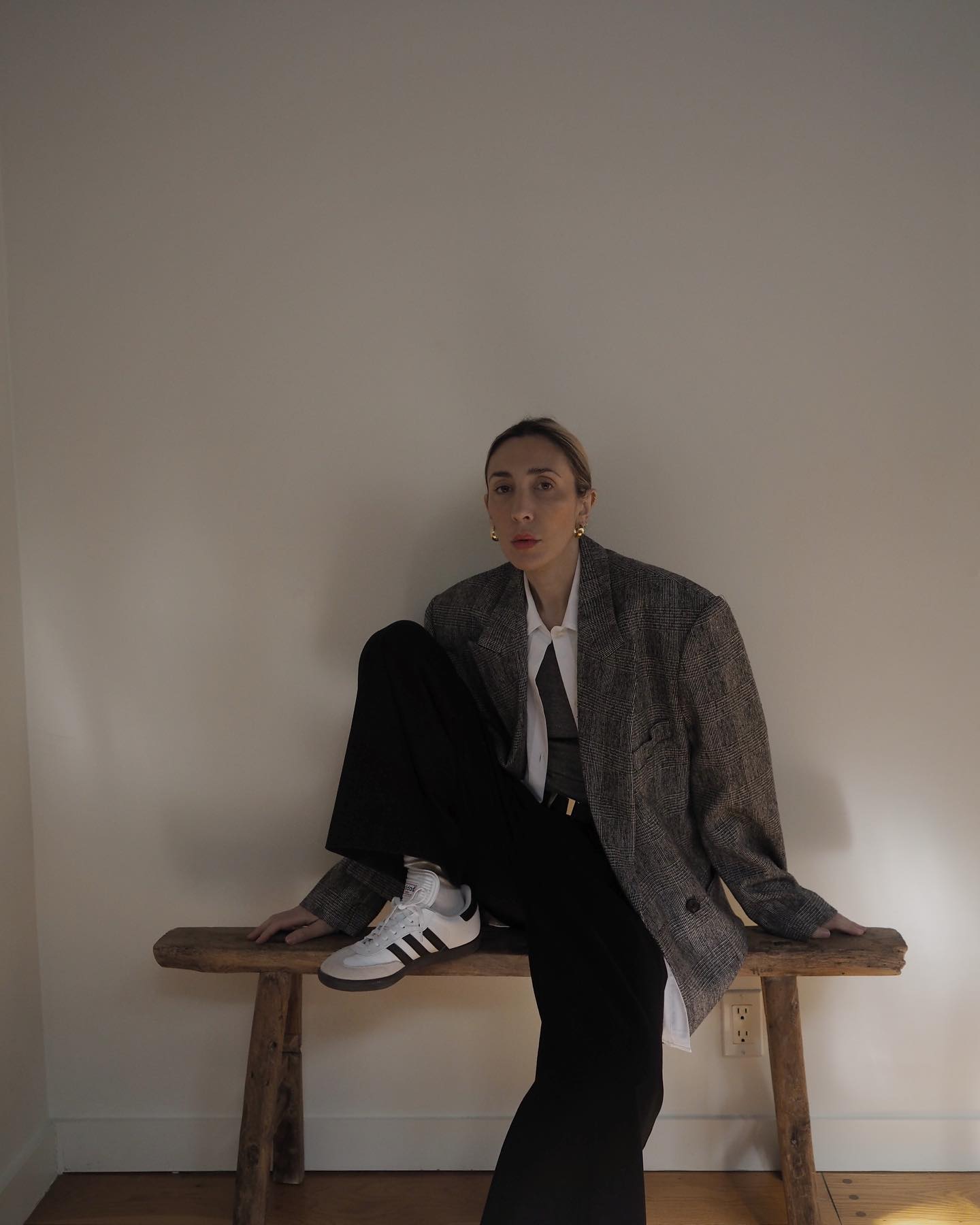 look com tênis branco no trabalho