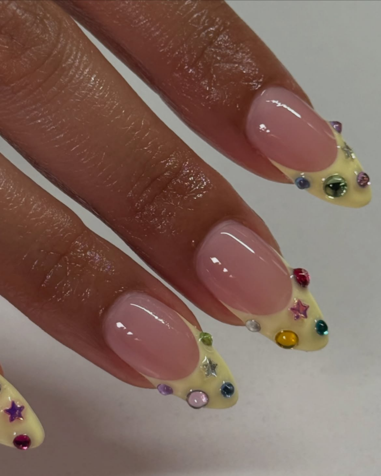6 inspirações de unhas decoradas que ativam o mood Y2K imediatamente unhas decoradas (3)