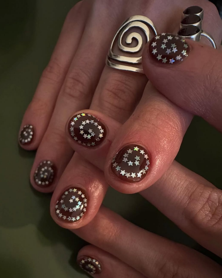 6 inspirações de unhas decoradas que ativam o mood Y2K imediatamente unhas decoradas (4)